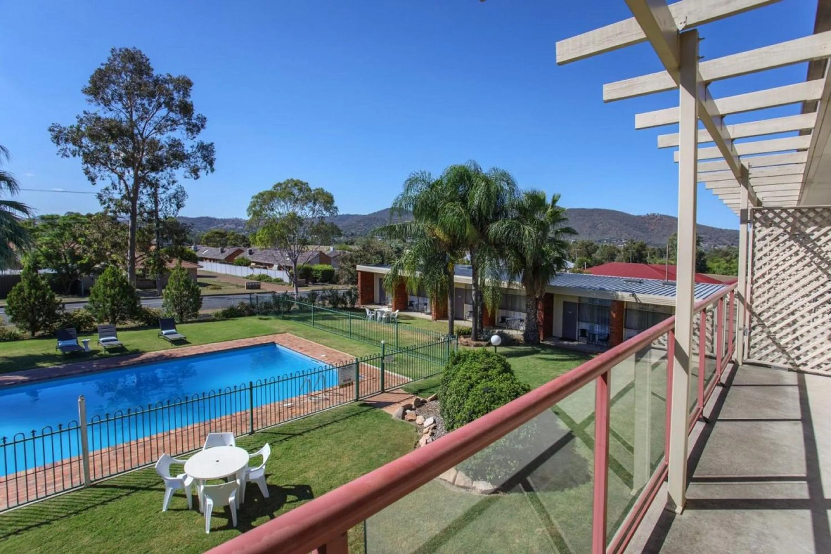 Garden, Pool View in Redhill Tamworth Motor Inn and Conference Centre