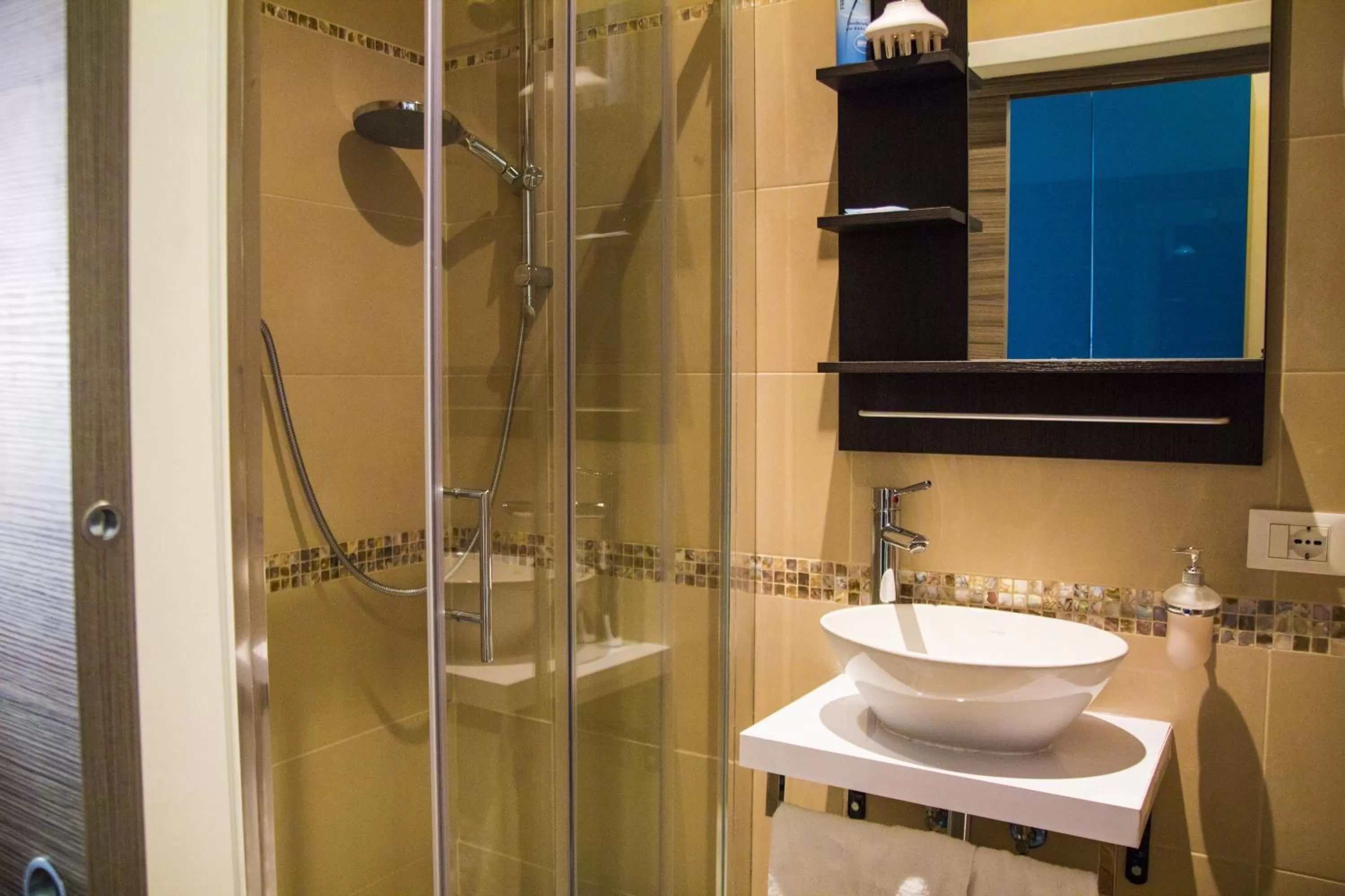 Shower in Sesto Suites Central