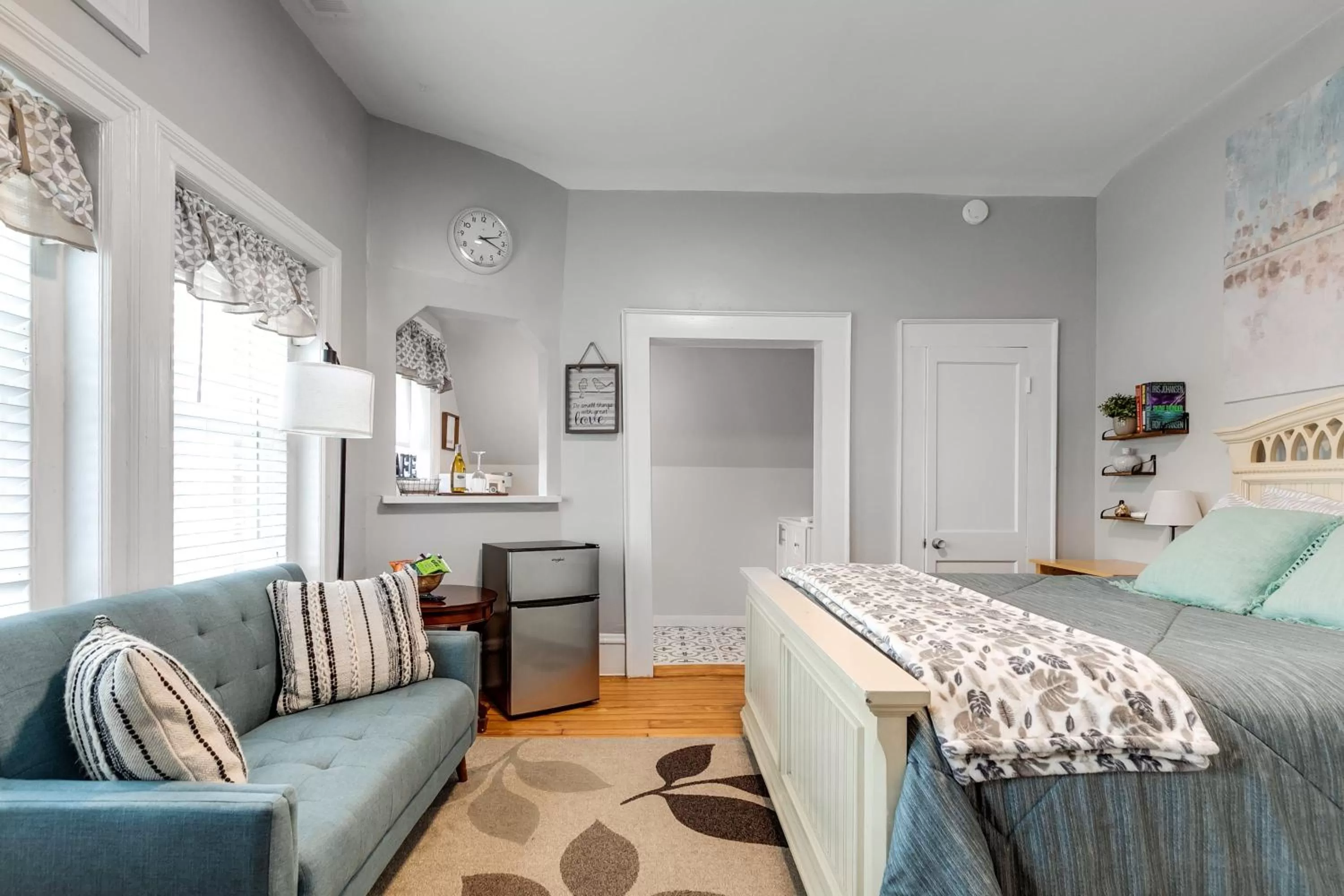 Seating Area in G7 central location museums free parking