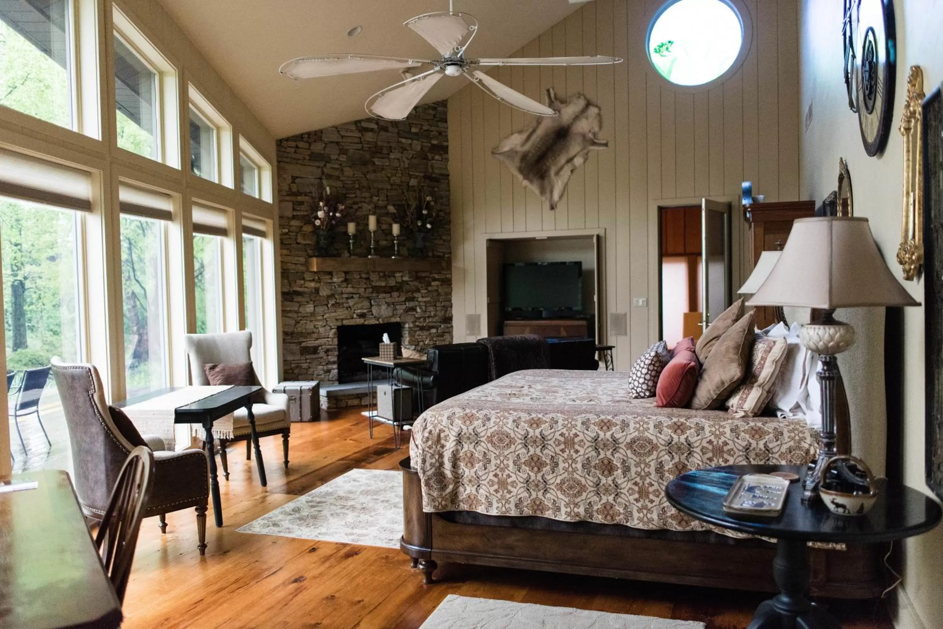 Bedroom, Lounge/Bar in The Inn at White Oak