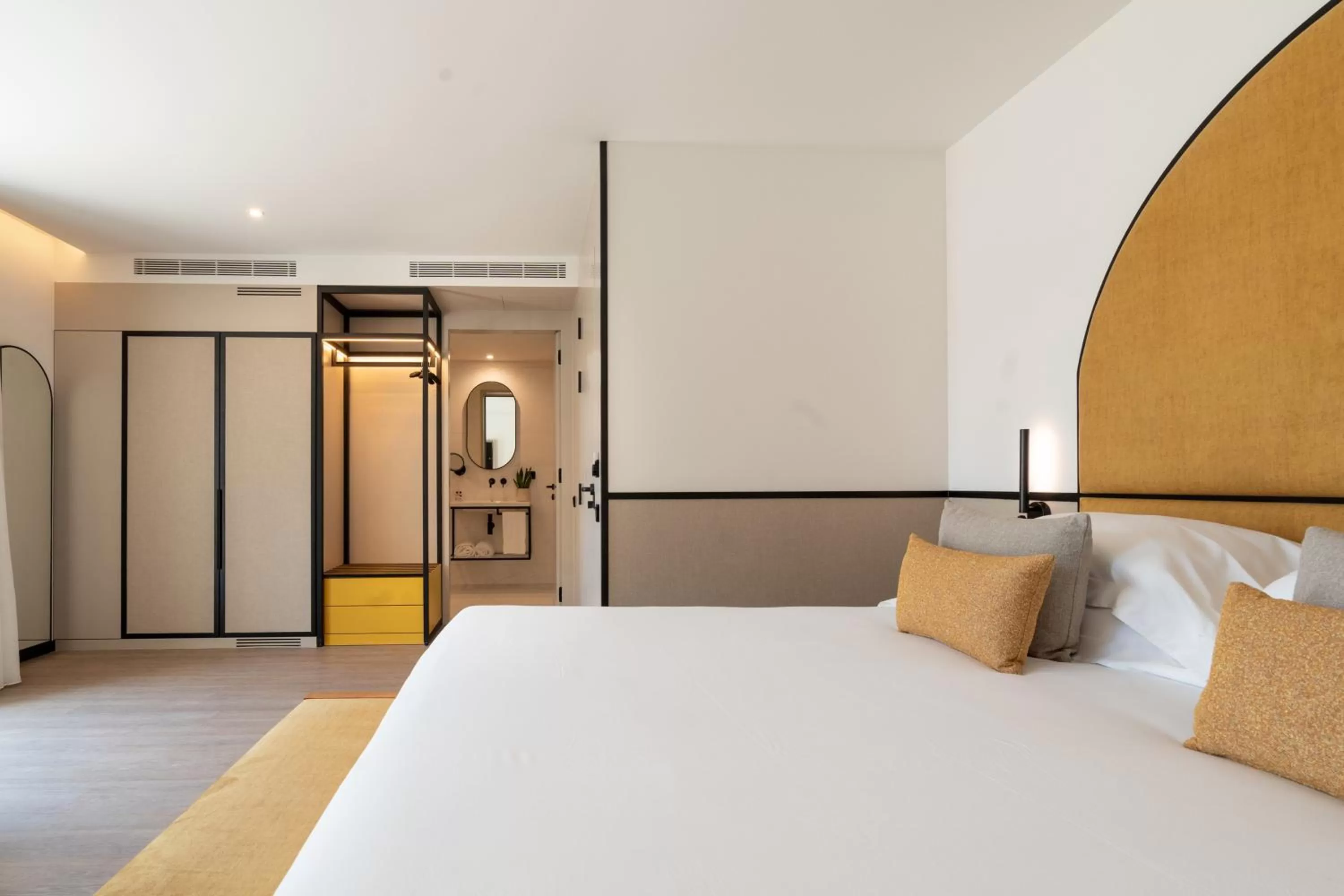 Bed in The Editory Garden Porto Hotel