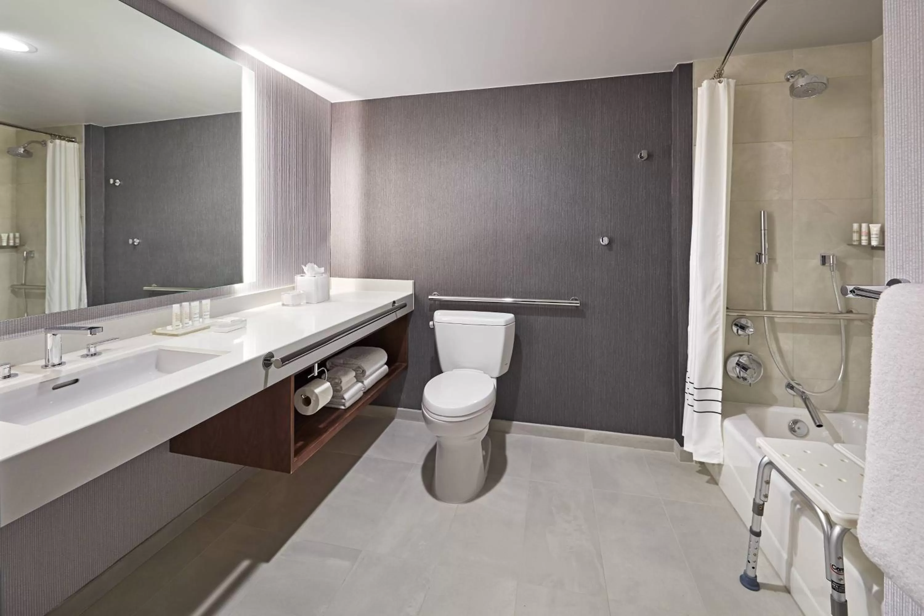 Bathroom in San Mateo Marriott San Francisco Airport