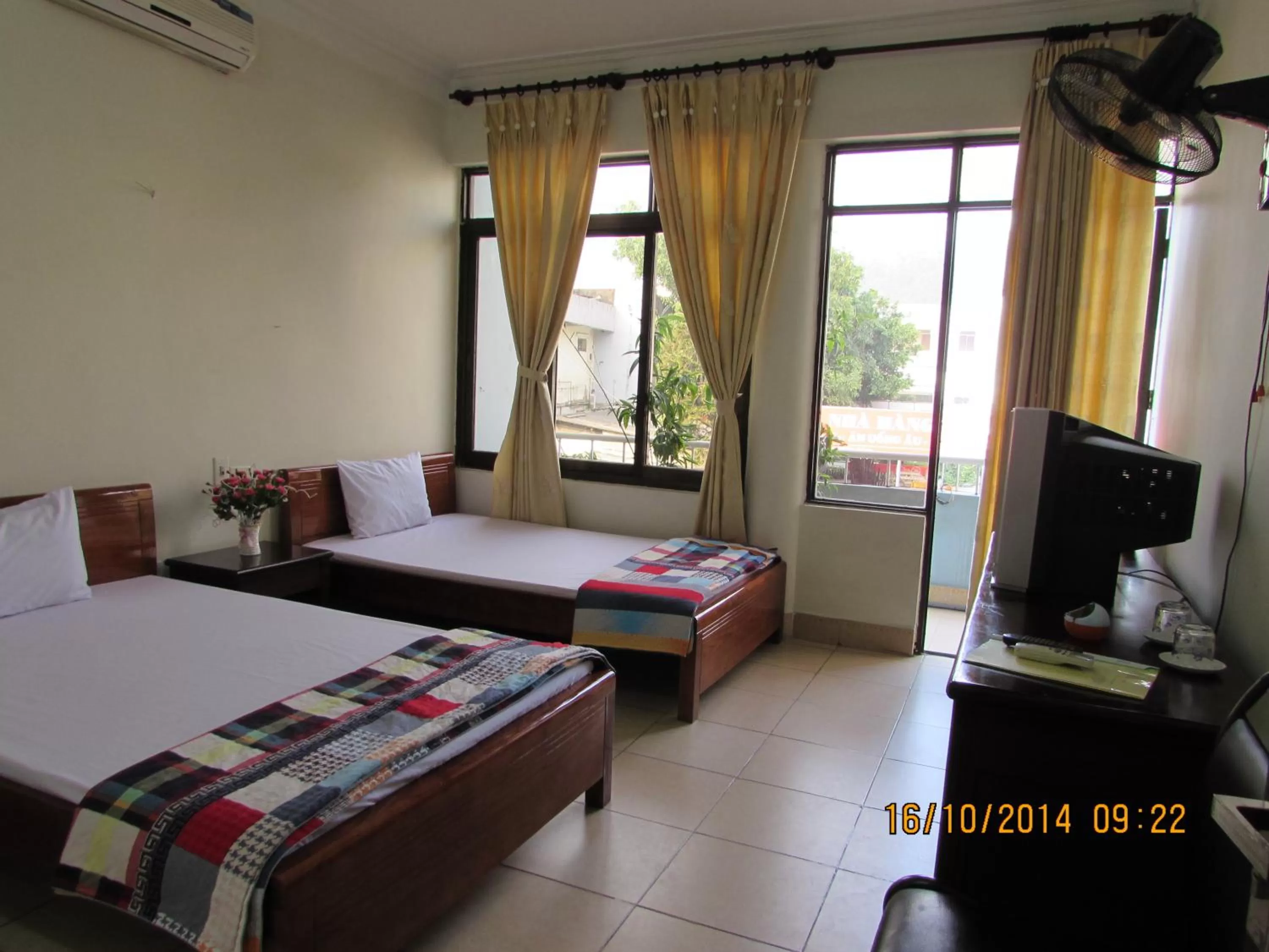 Living room, Bed in Viet Nhat Halong Hotel - Bai Chay