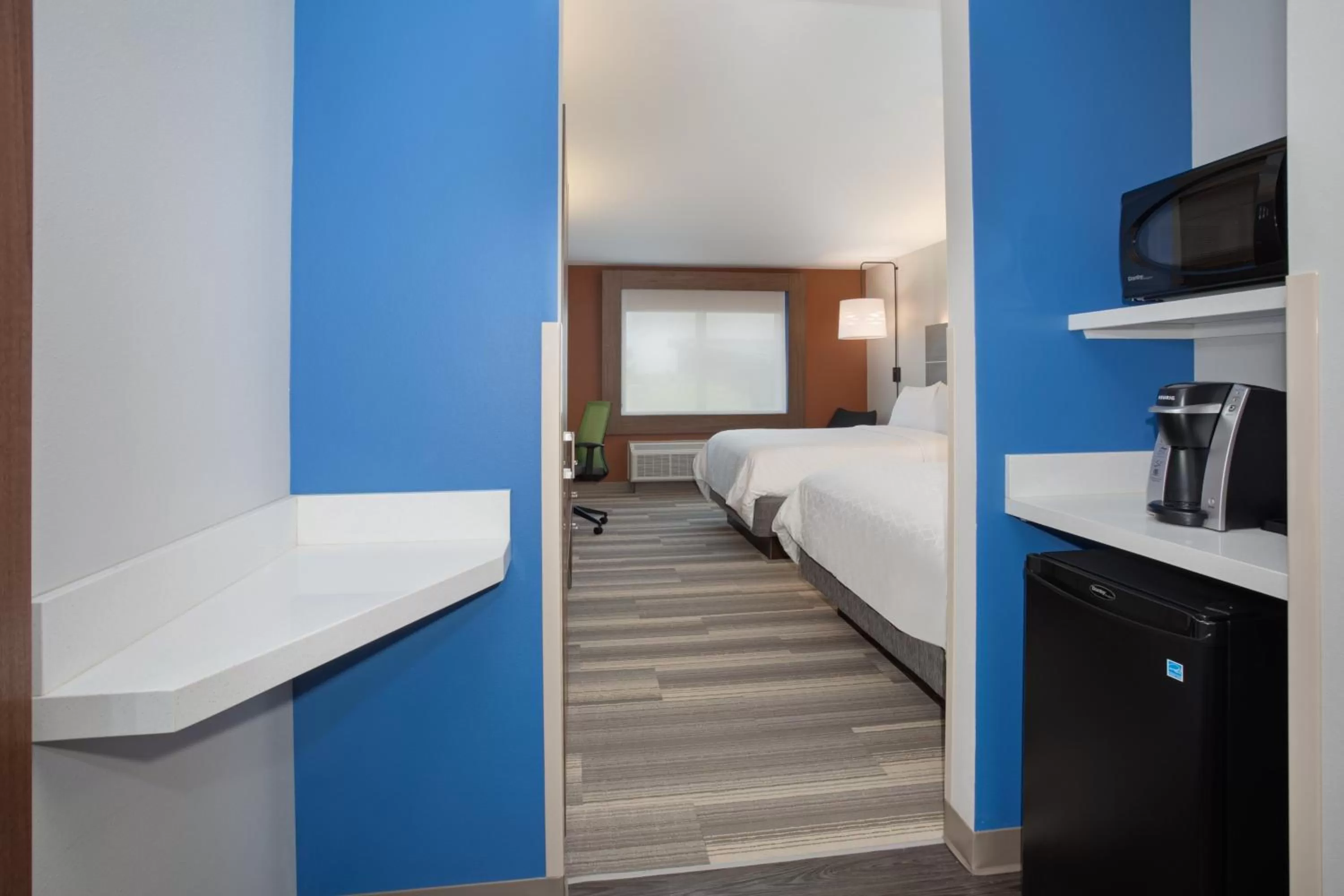 Photo of the whole room, Bed in Holiday Inn Express & Suites Sioux City North - Event Center by IHG