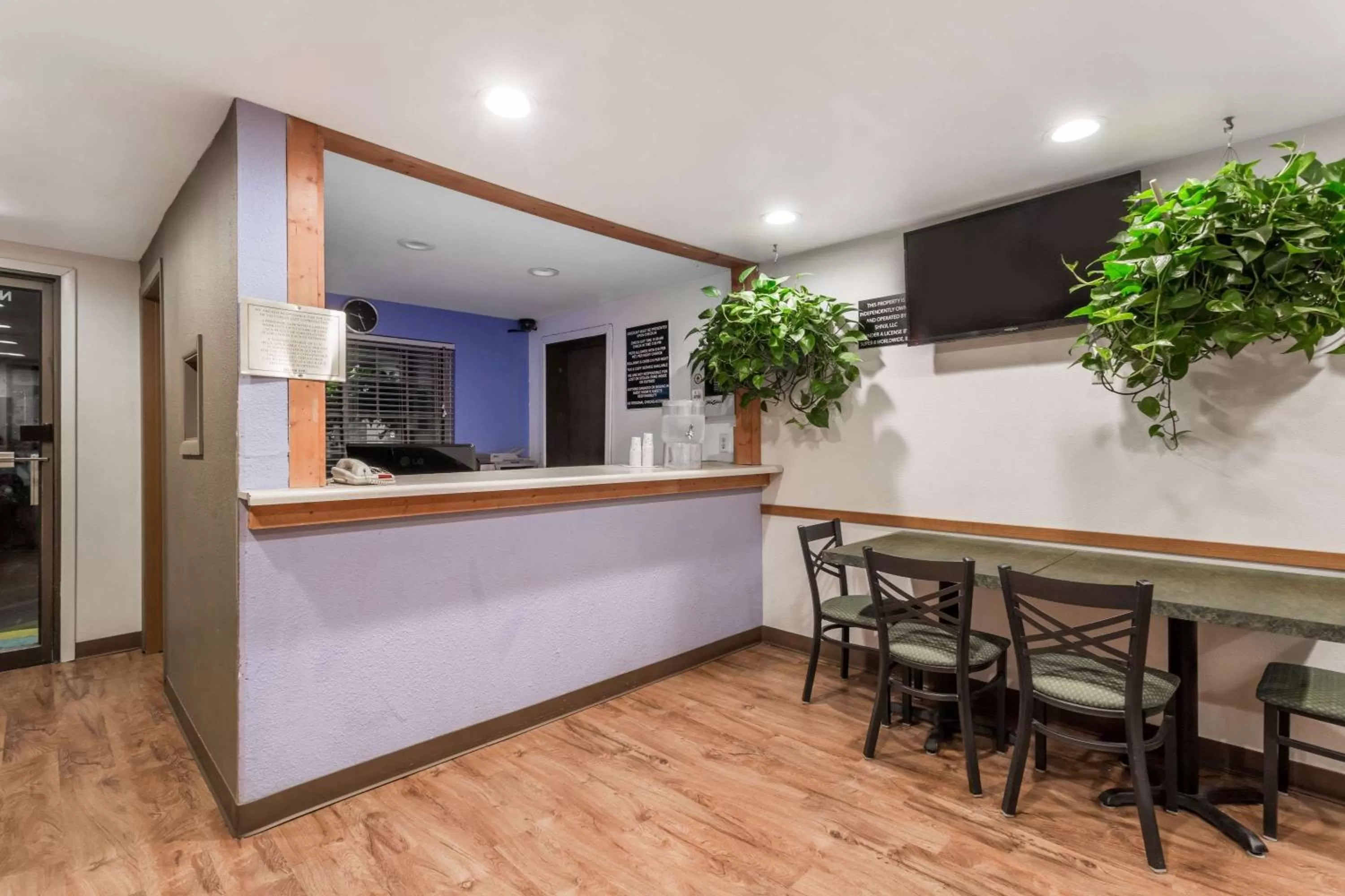 Lobby or reception in Super 8 by Wyndham Douglas
