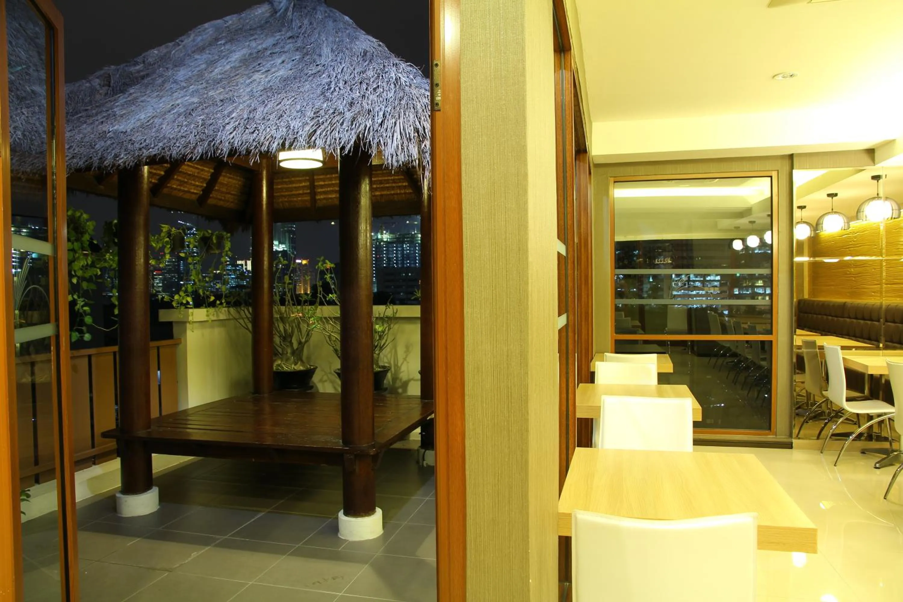 Restaurant/places to eat in Rasuna Mansion