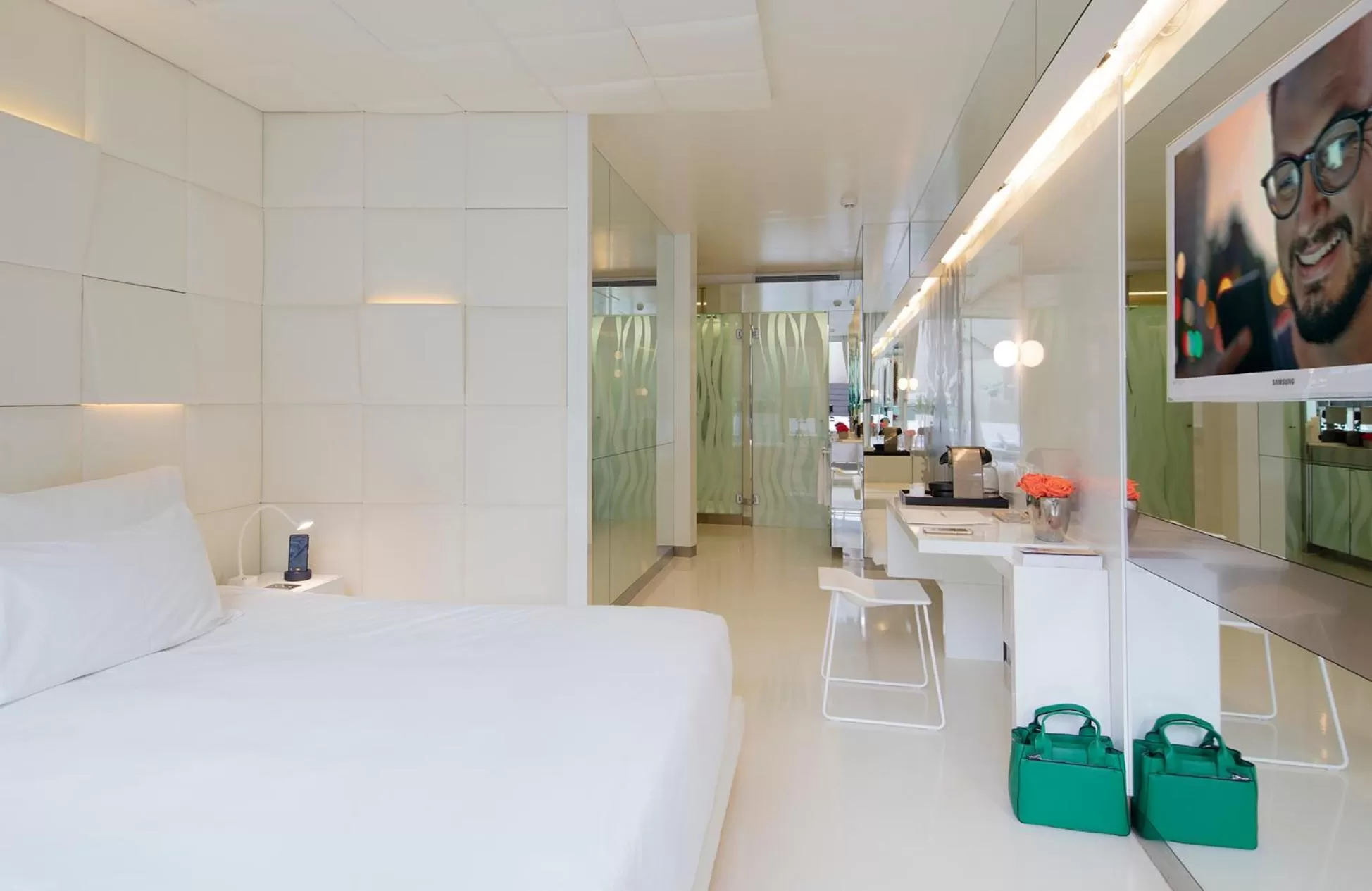 Bed in The Mirror Barcelona - Adults Only