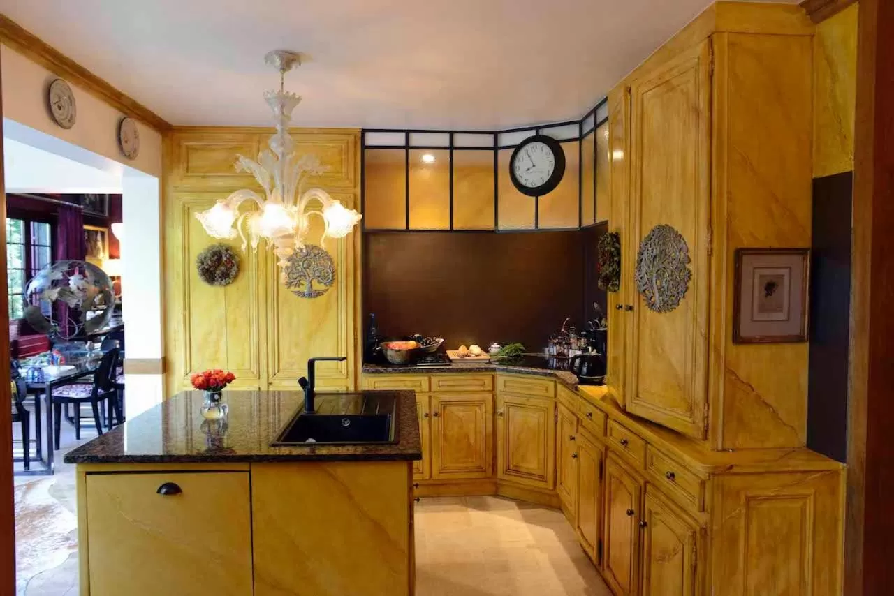 Communal lounge/ TV room in Toute Une Histoire près de Fontainebleau