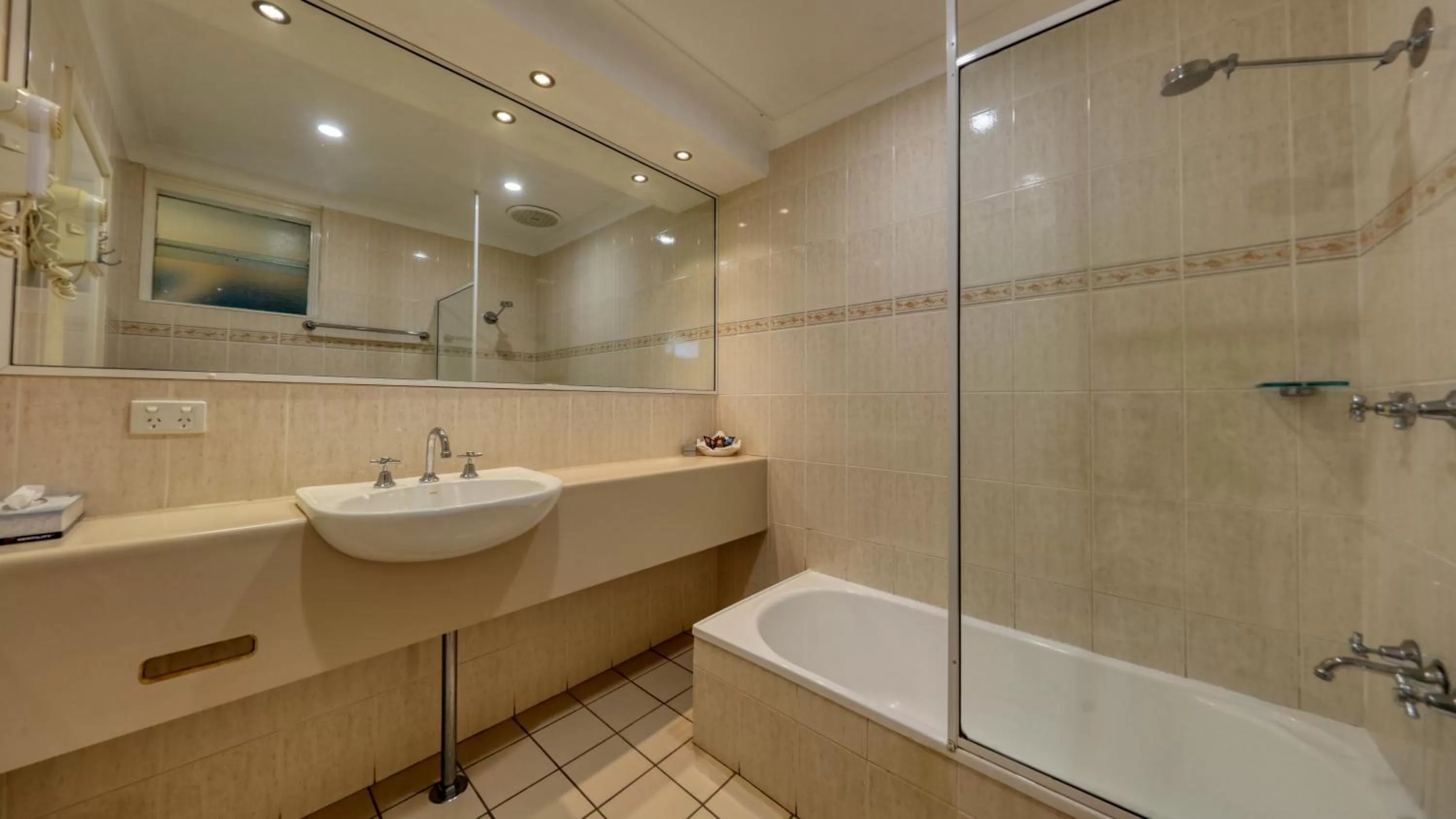 Shower in Bushman's Motor Inn