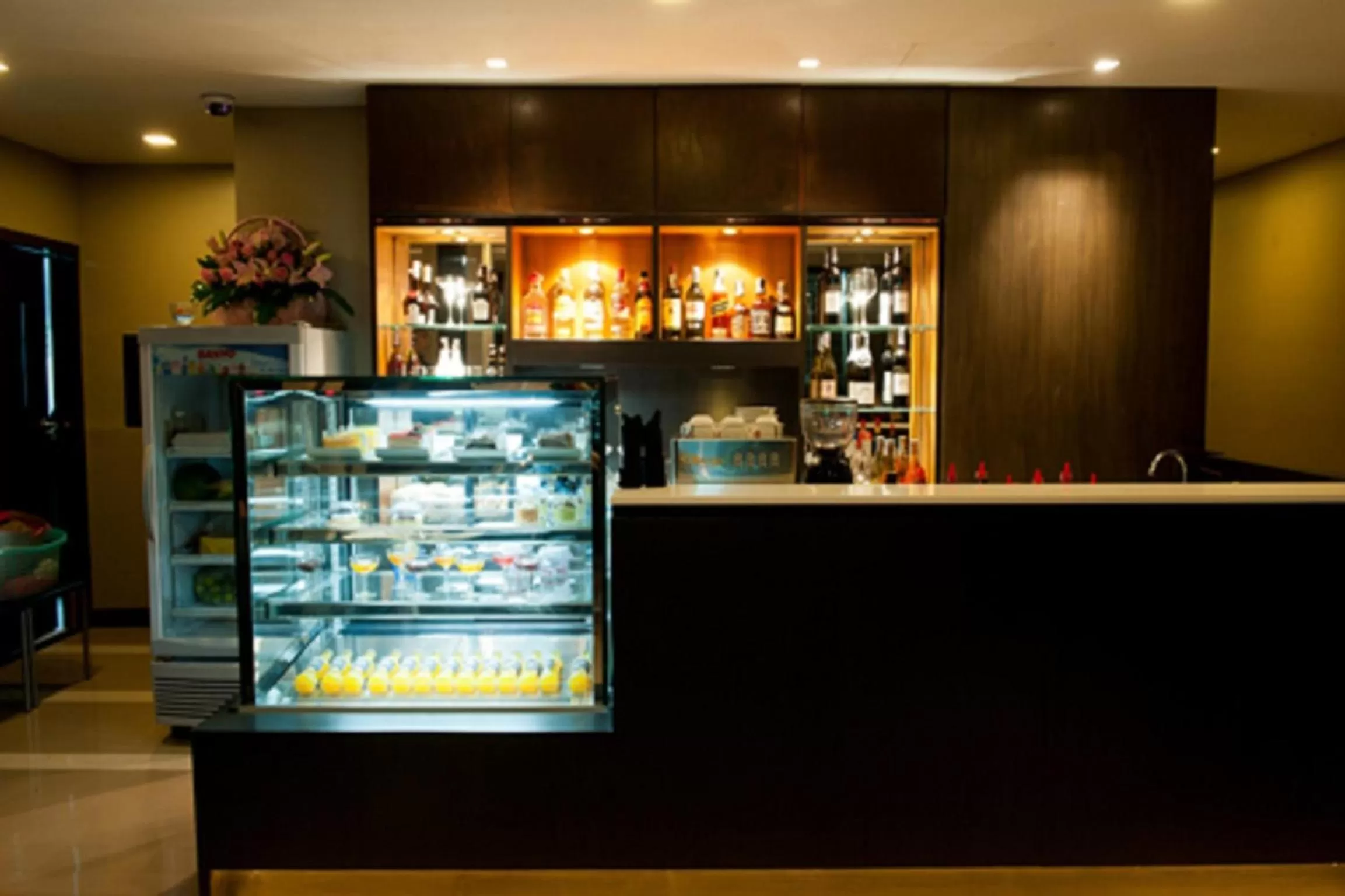 Restaurant/places to eat in 41 Suite Bangkok