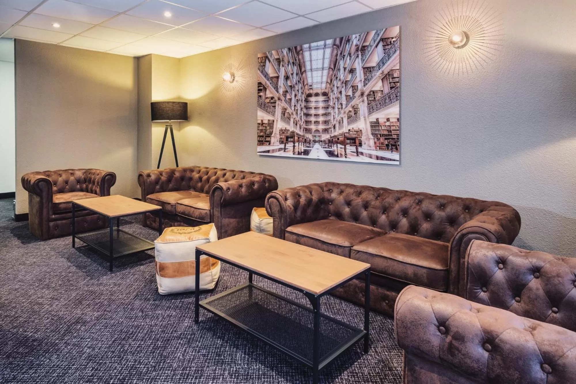 Lounge or bar in The Originals City, Hôtel Acadine, Le Neubourg