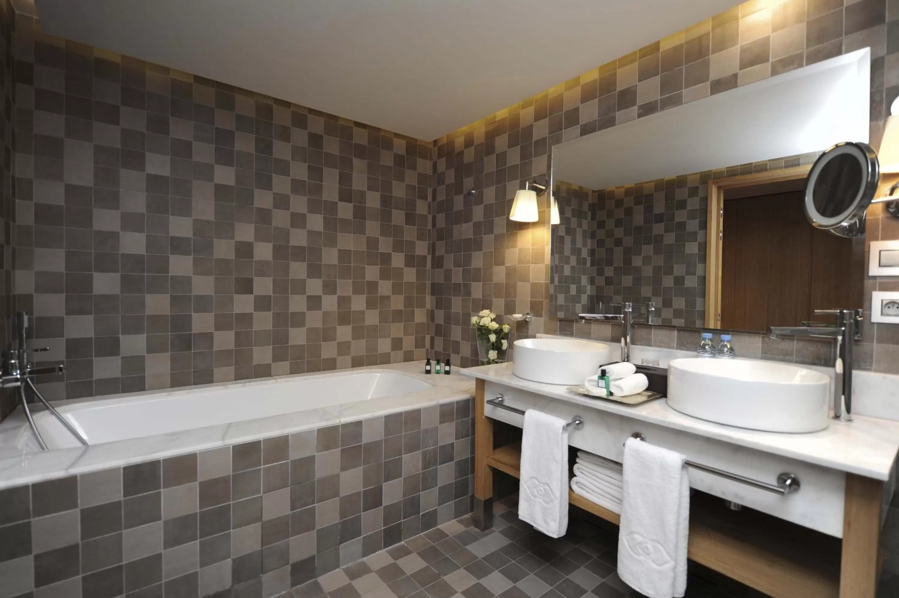 Shower in Sofitel Marrakech Lounge and Spa