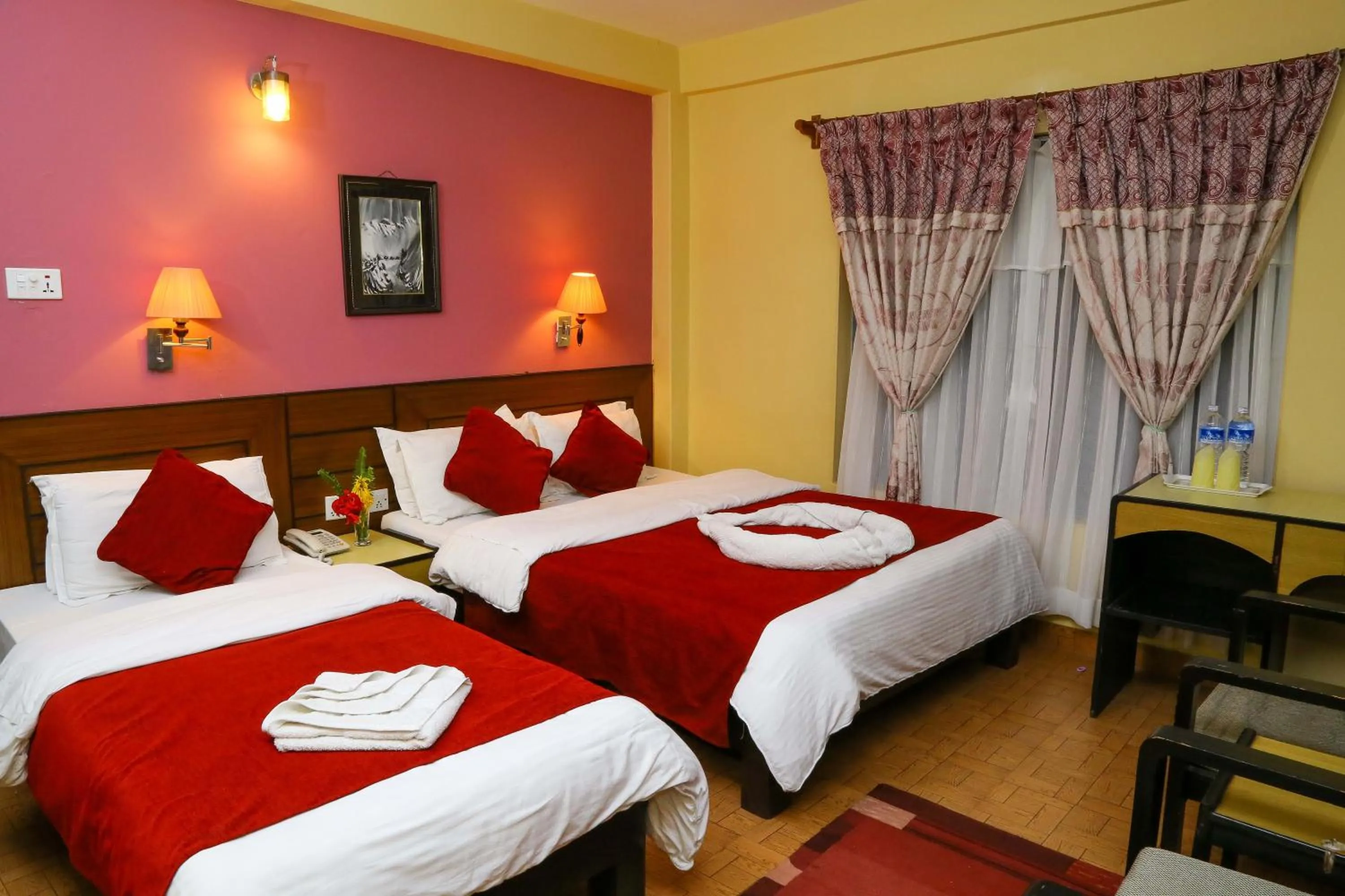 Other, Bed in Hotel Silver Oaks Inn