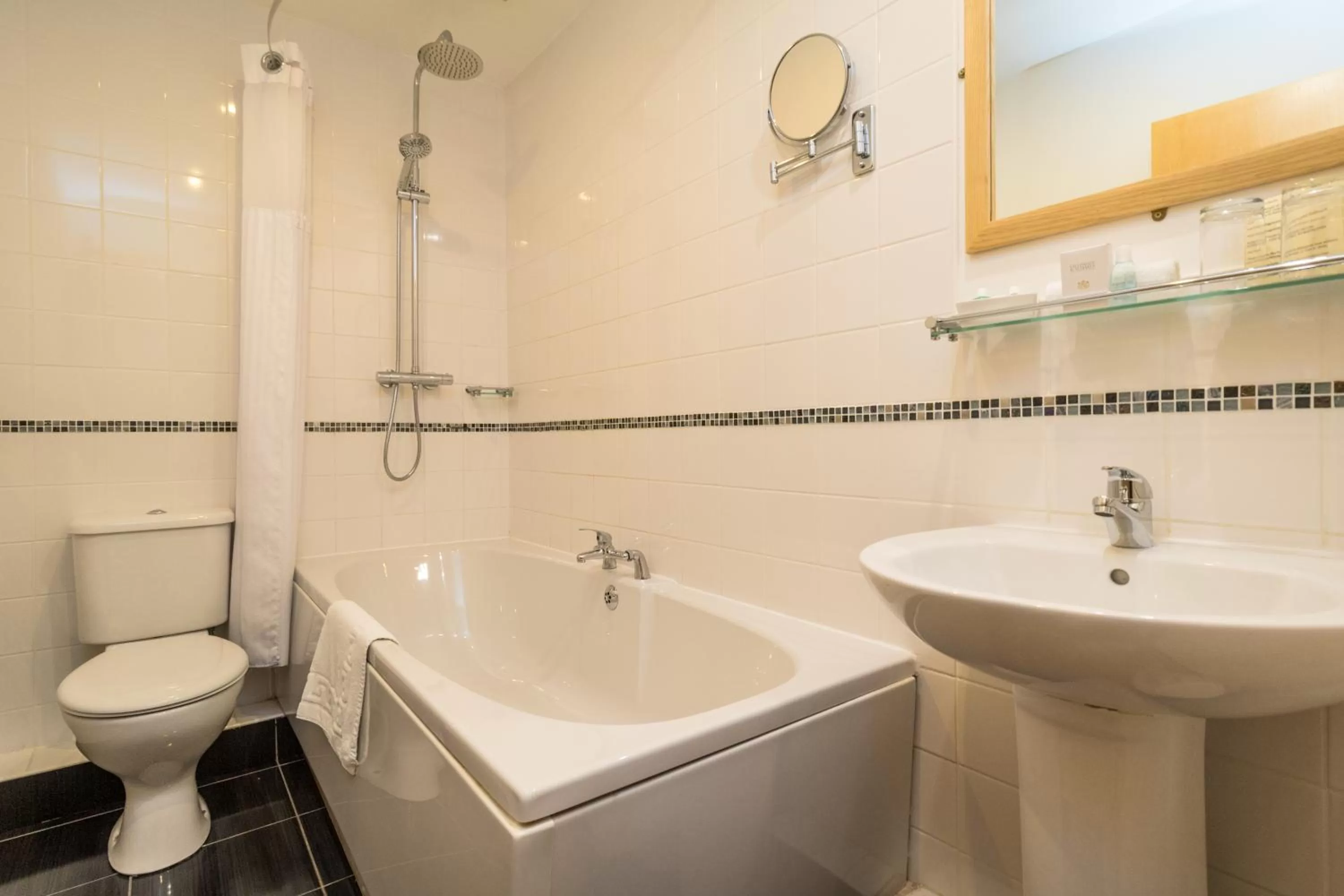 Bathroom in Washington Central Hotel and Sleepwell Inn