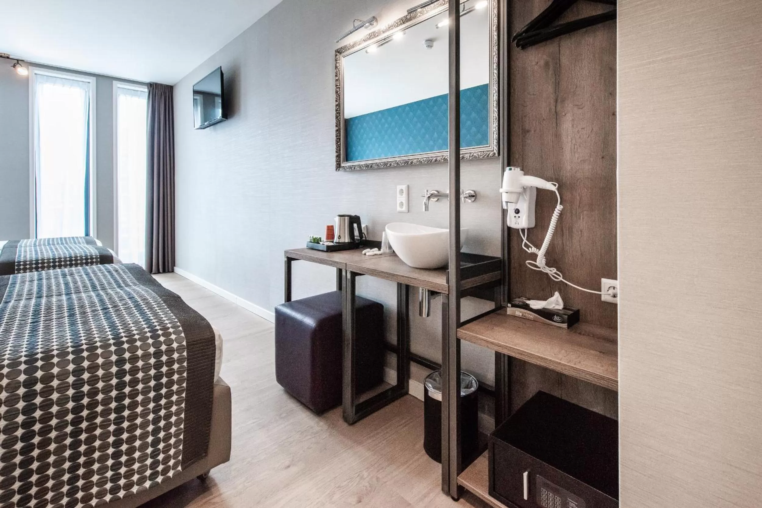 Bedroom, Bed in Melrose Hotel