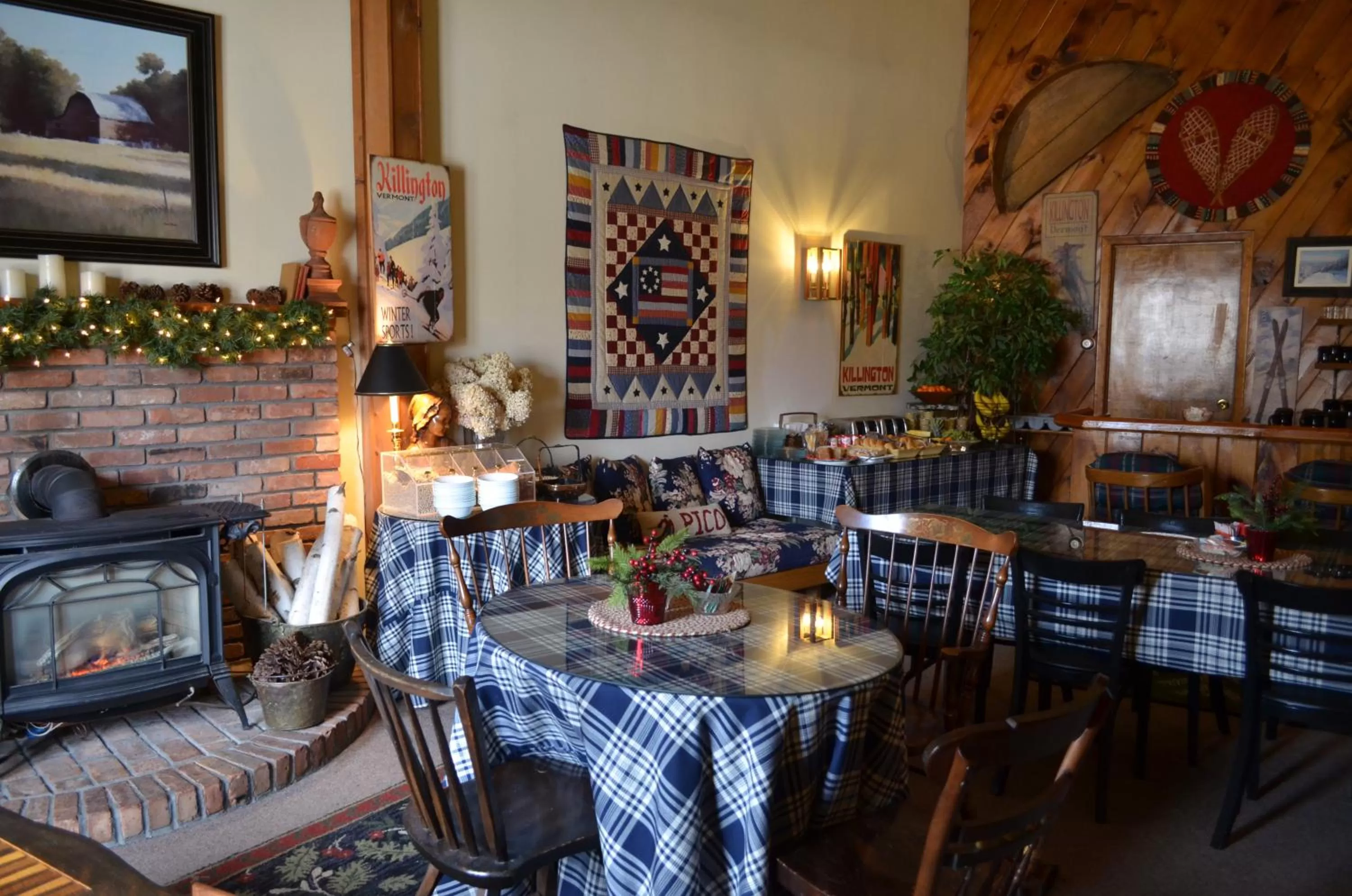 Communal lounge/ TV room in Greenbrier Inn Killington