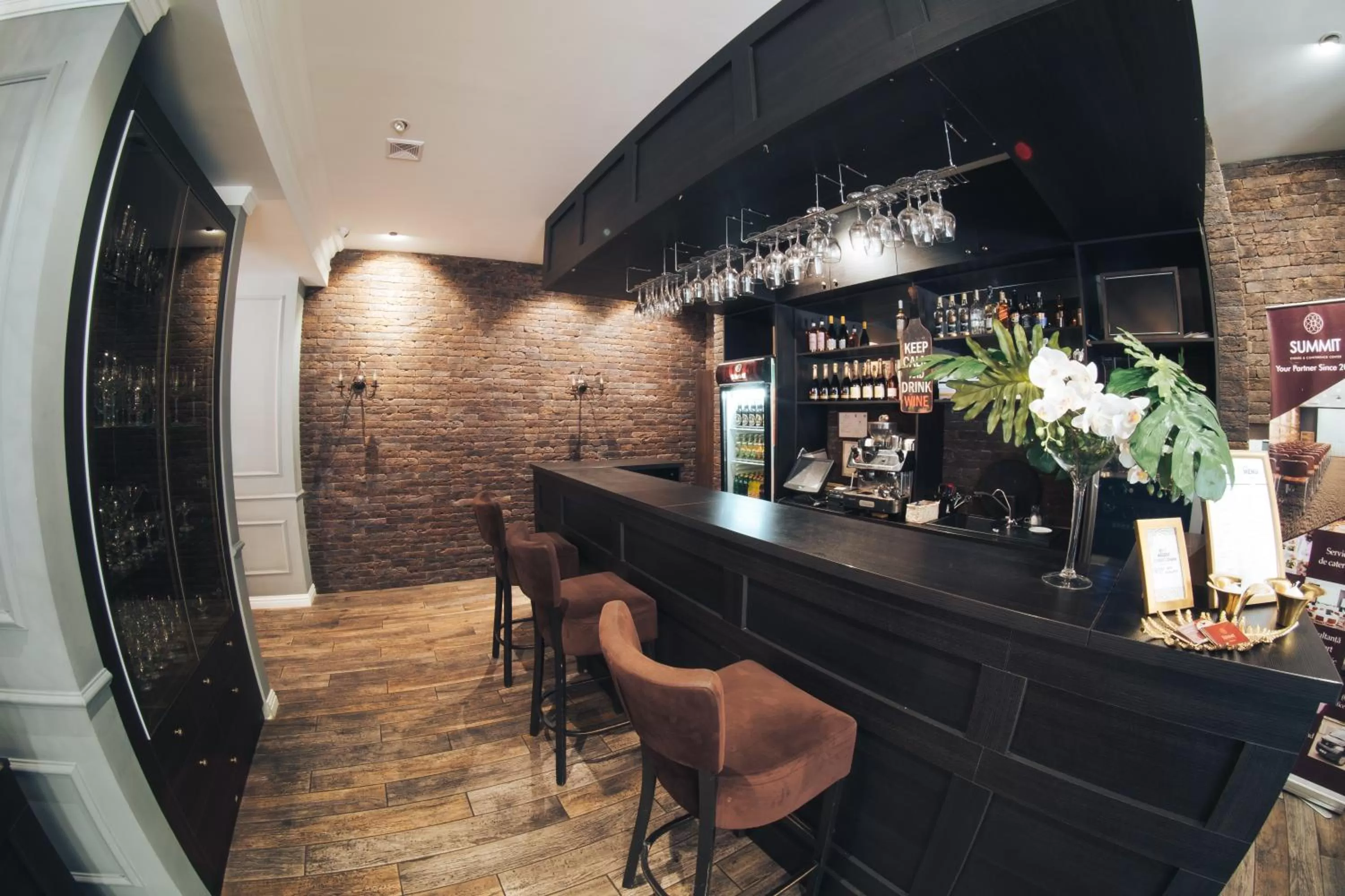 Restaurant/places to eat in Summit Villa