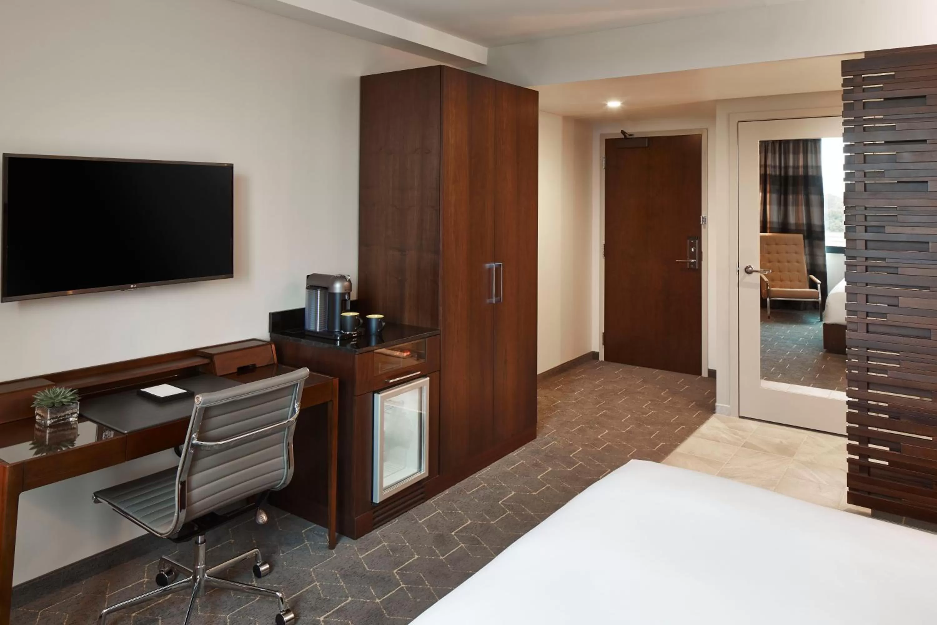 Coffee/tea facilities, Bed in Kimpton Overland Hotel - Atlanta Airport by IHG