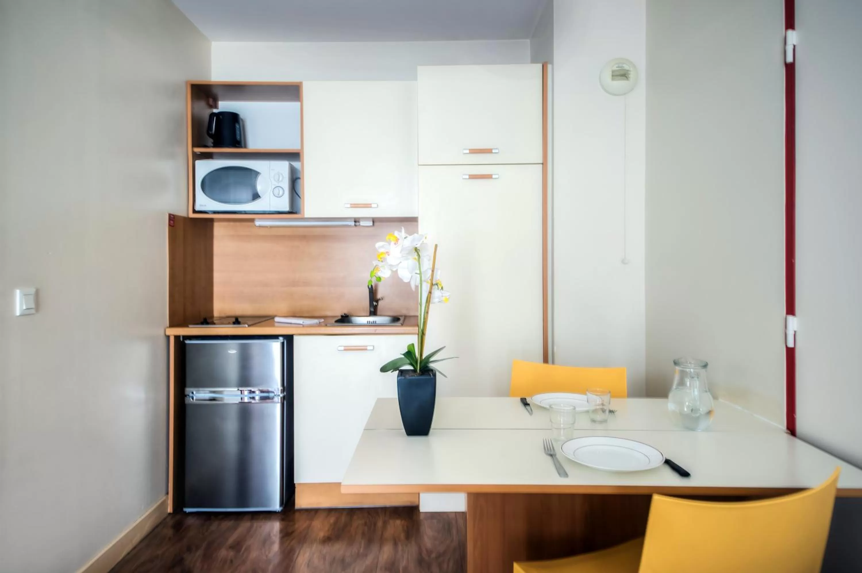 Kitchen or kitchenette in Comfort Aparthotel Saint-Nazaire Les Portes de l Ocean