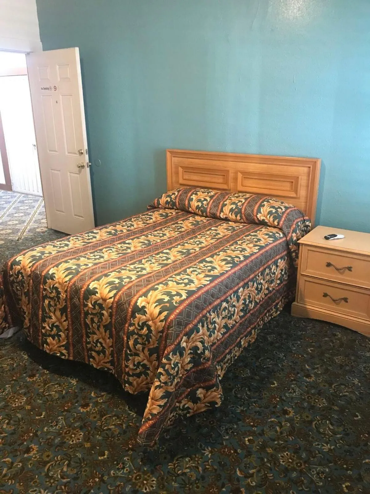 Bed in Hotel West Inn, Hollywood - LA