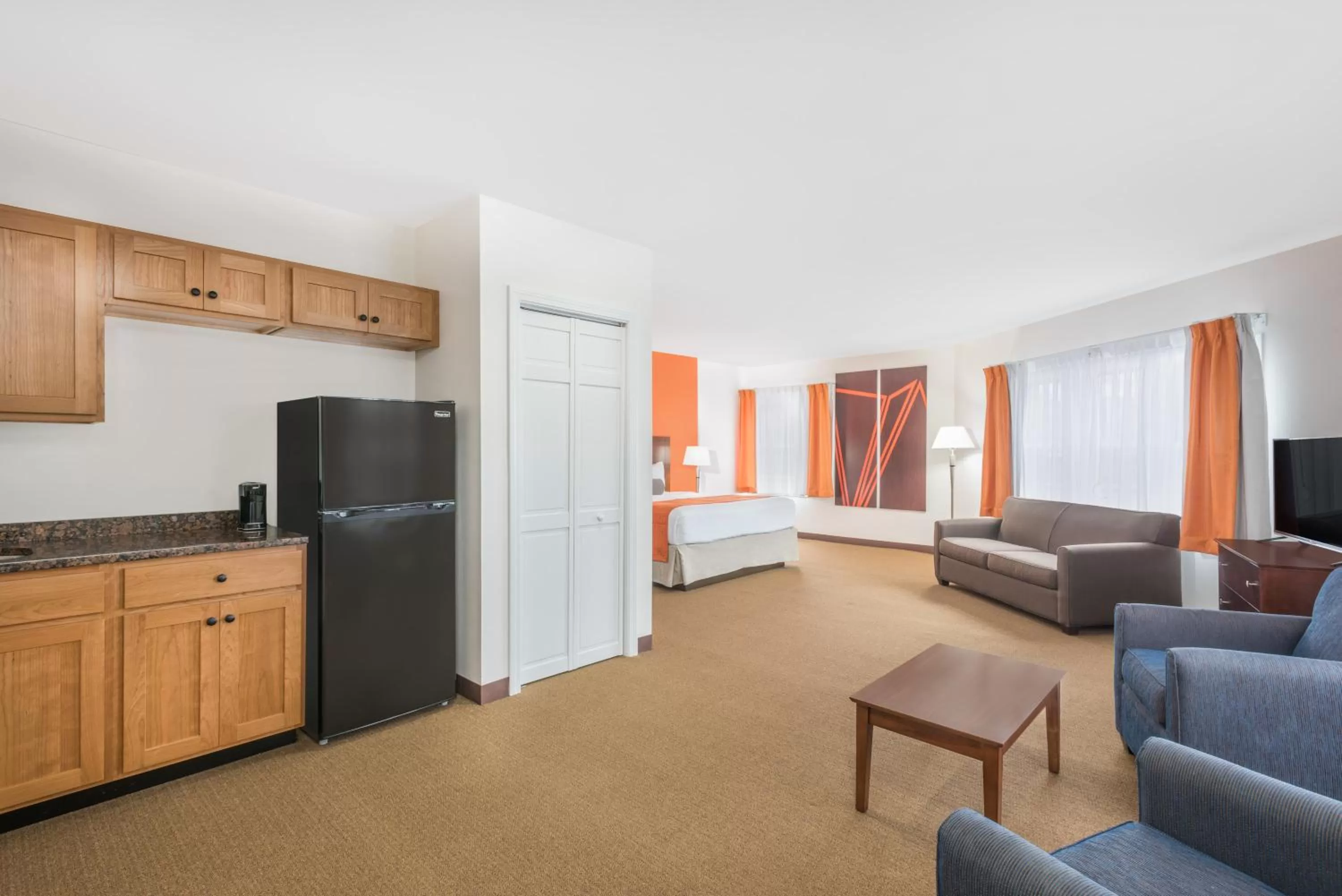 Living room in Howard Johnson by Wyndham Quincy/ Boston