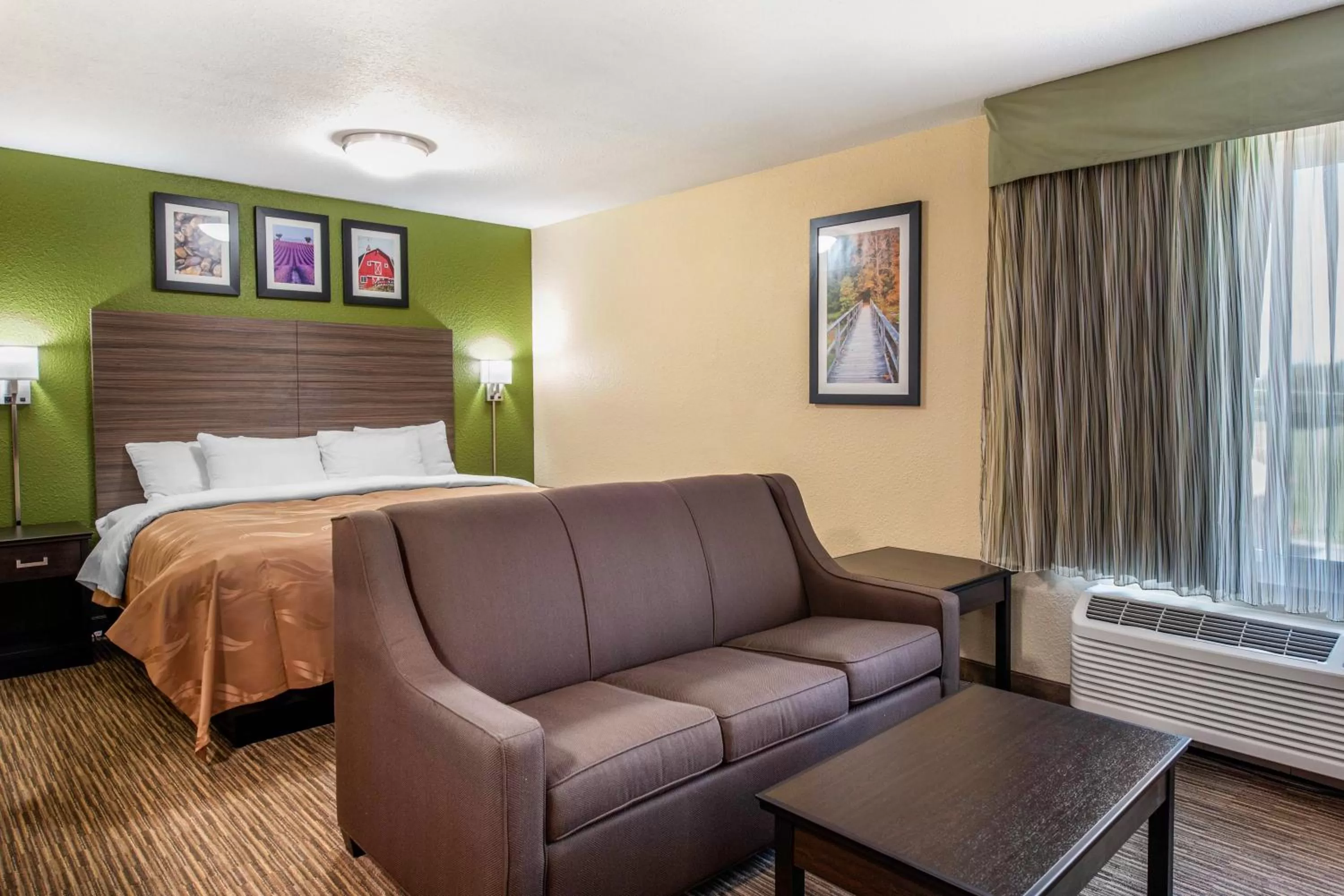 Living room, Bed in Quality Inn & Suites Brandenburg - Fort Knox
