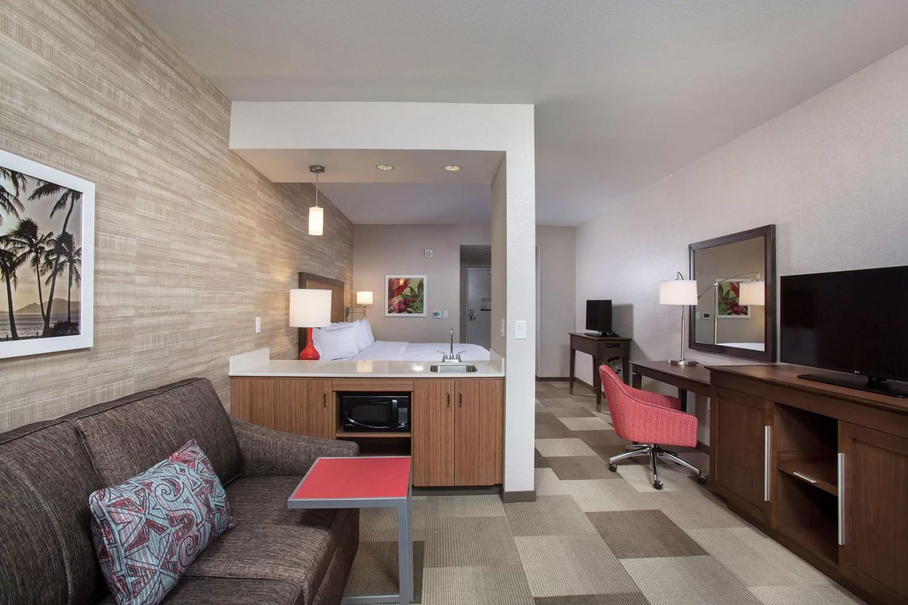 TV and multimedia in Hampton Inn & Suites Oahu Kapolei - FREE Parking - No Resort Fee
