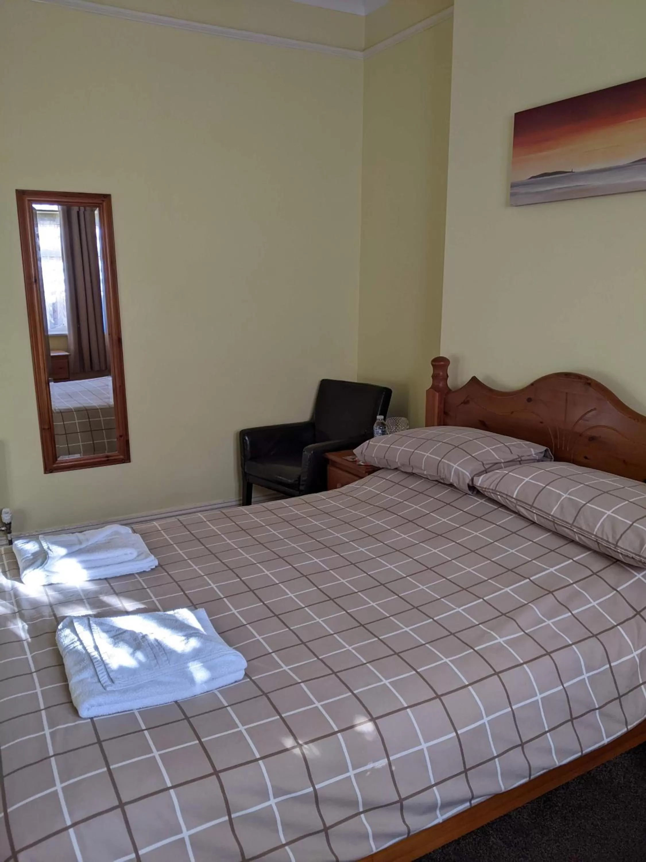Bed in Kingswinford Guest House with Free Parking