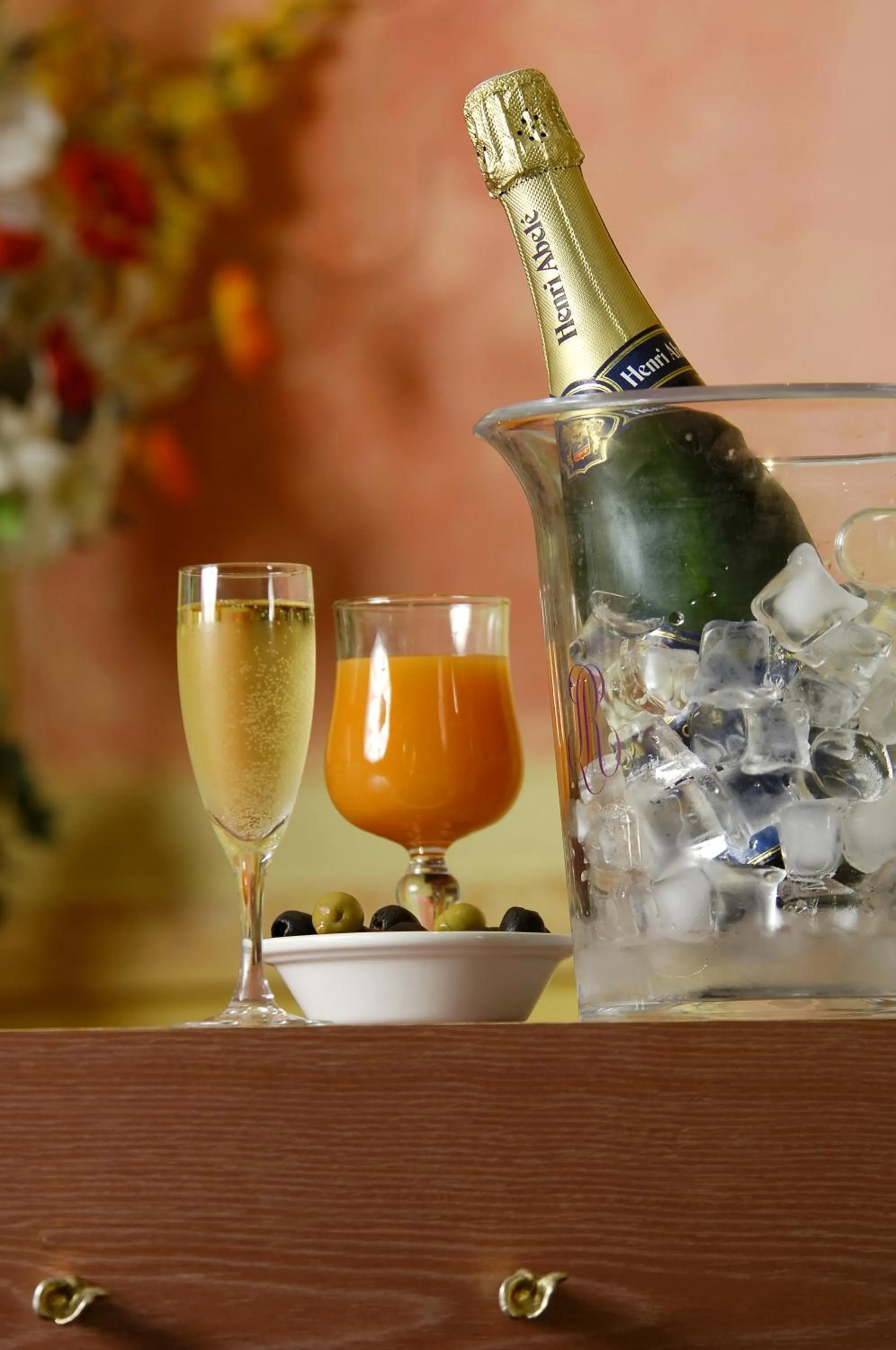 Lounge or bar in Logis Le Midland