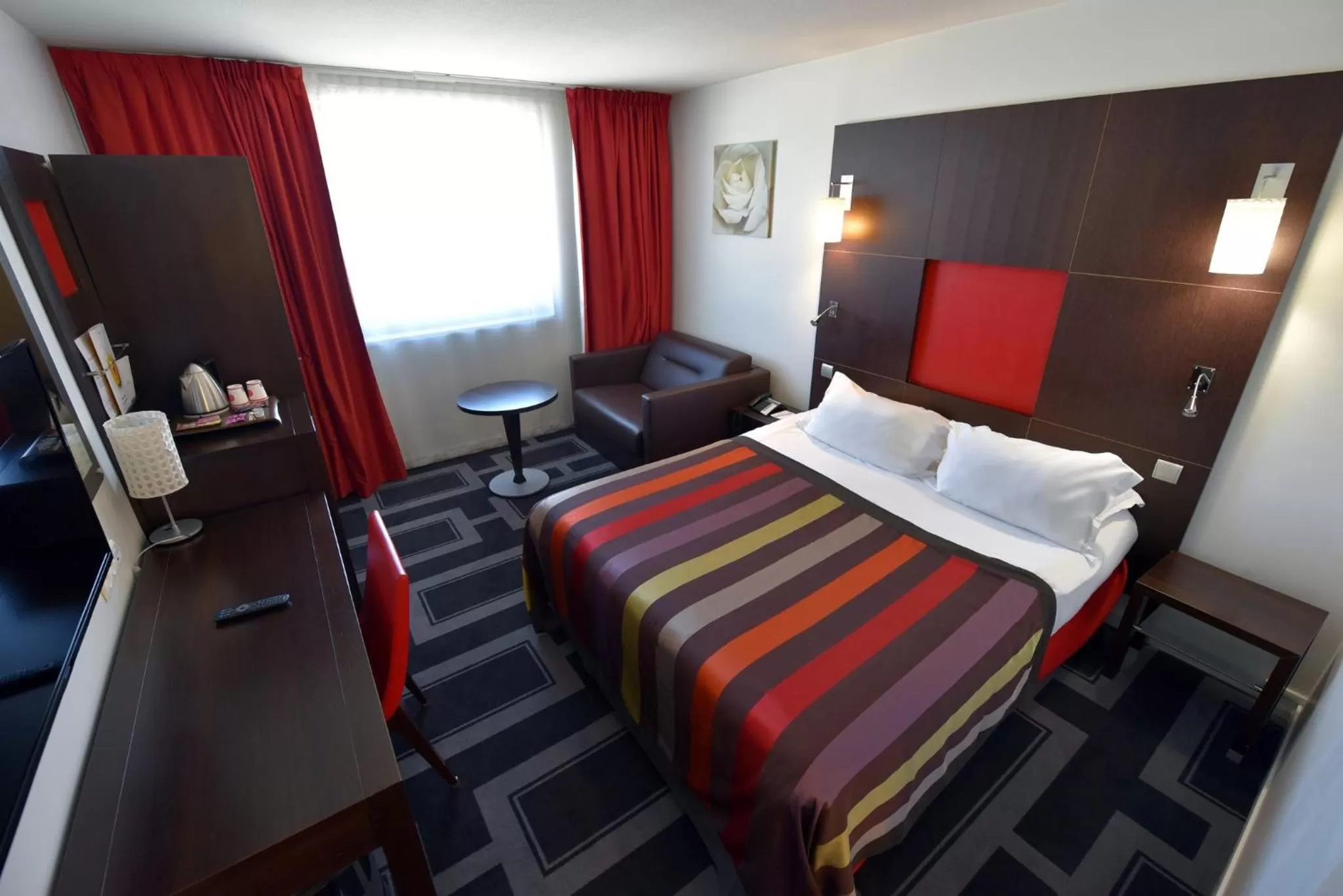 Photo of the whole room, Bed in Holiday Inn Dijon Toison D'or by IHG