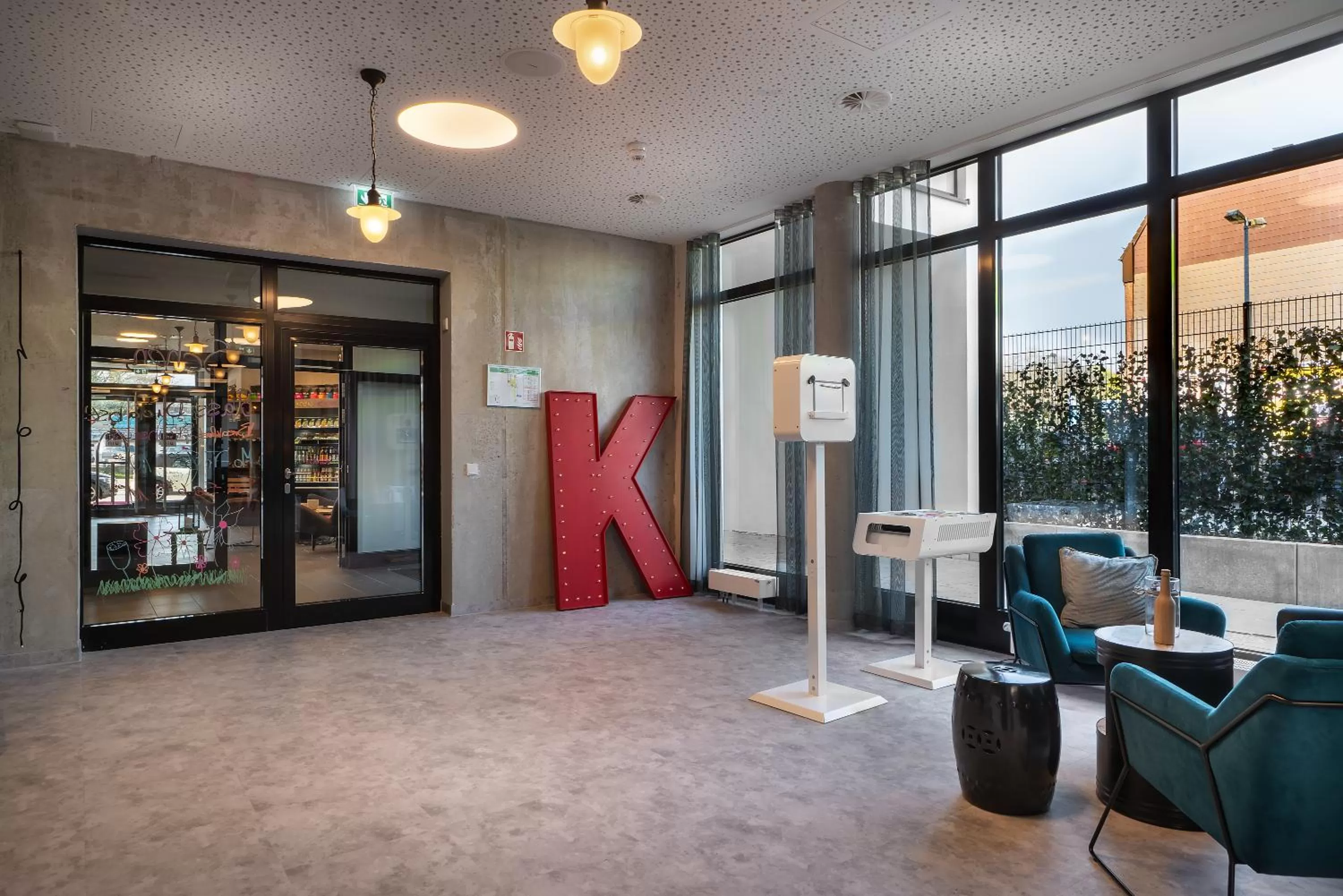 Lounge or bar in Holiday Inn - the niu, Keg Hamburg Ost by IHG