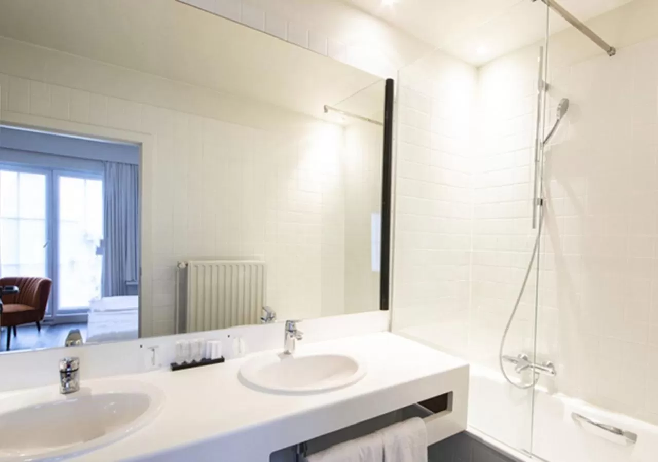 Bathroom in Hotel Cortina