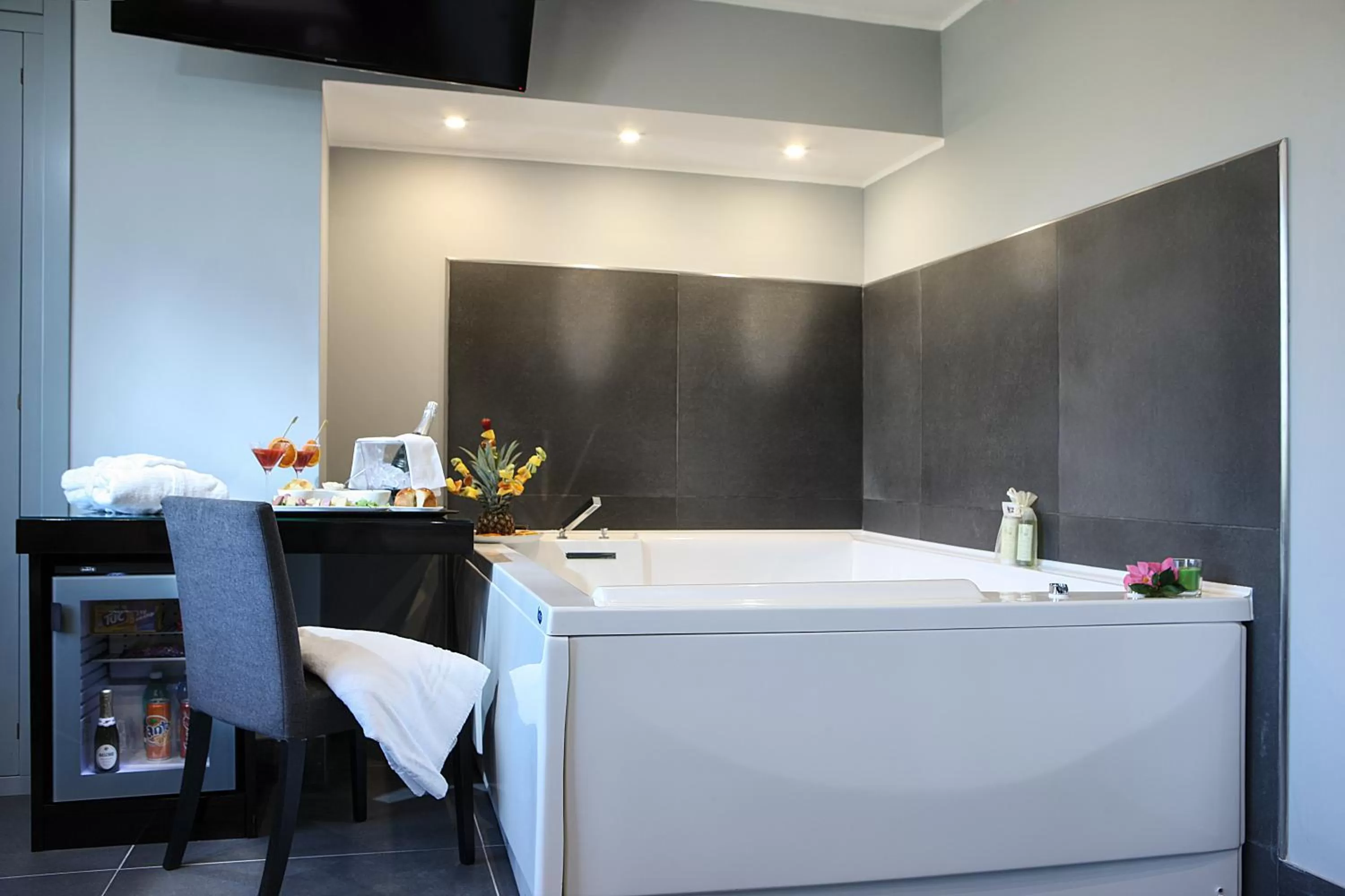 Hot Tub in Best Western JFK Hotel