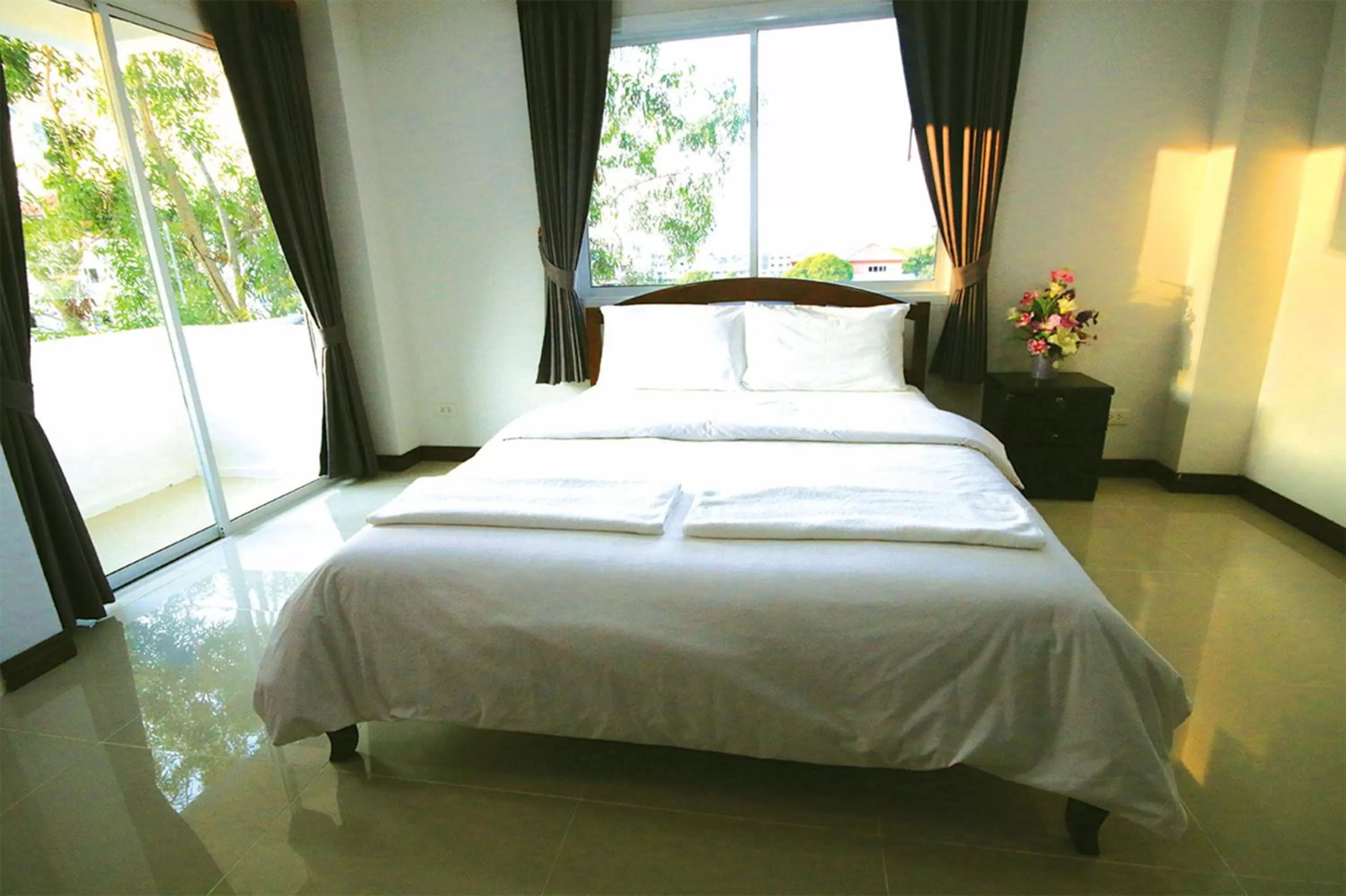 Photo of the whole room, Bed in Baan Samrarn
