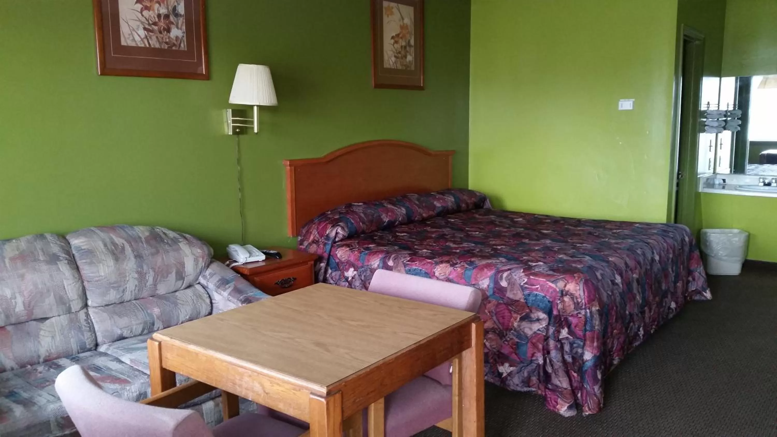 Bed in Parkview Motel