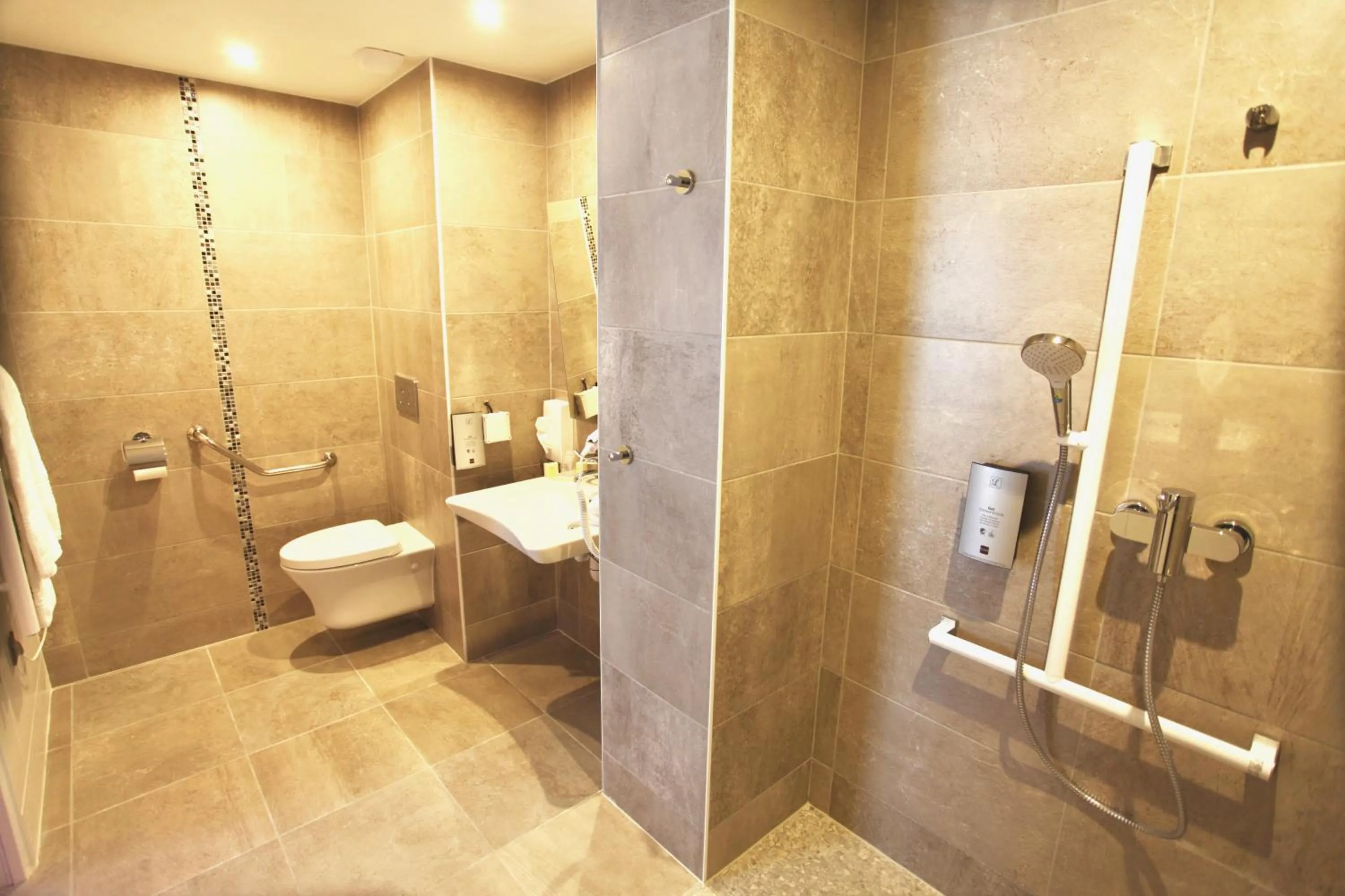 Shower in Logis Hôtel Restaurant Le Moulin de la Coudre