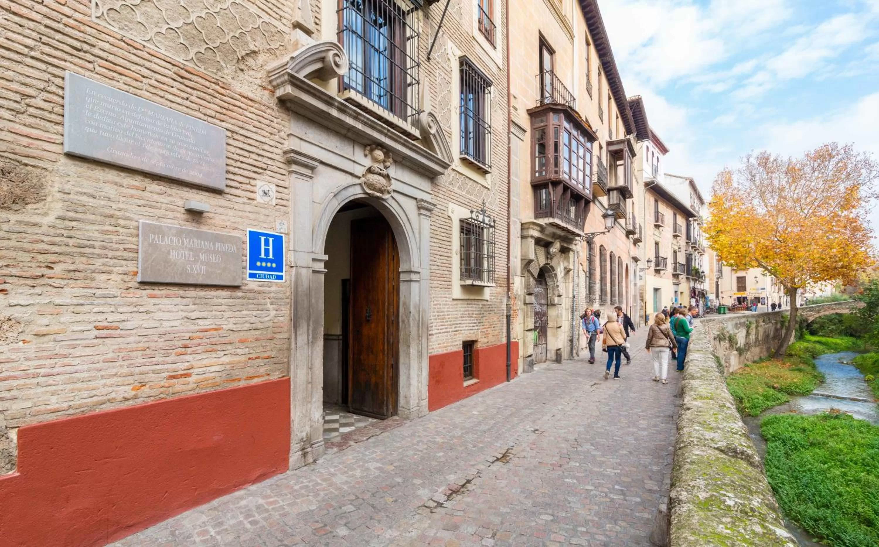 Facade/entrance in Palacio de Mariana Pineda
