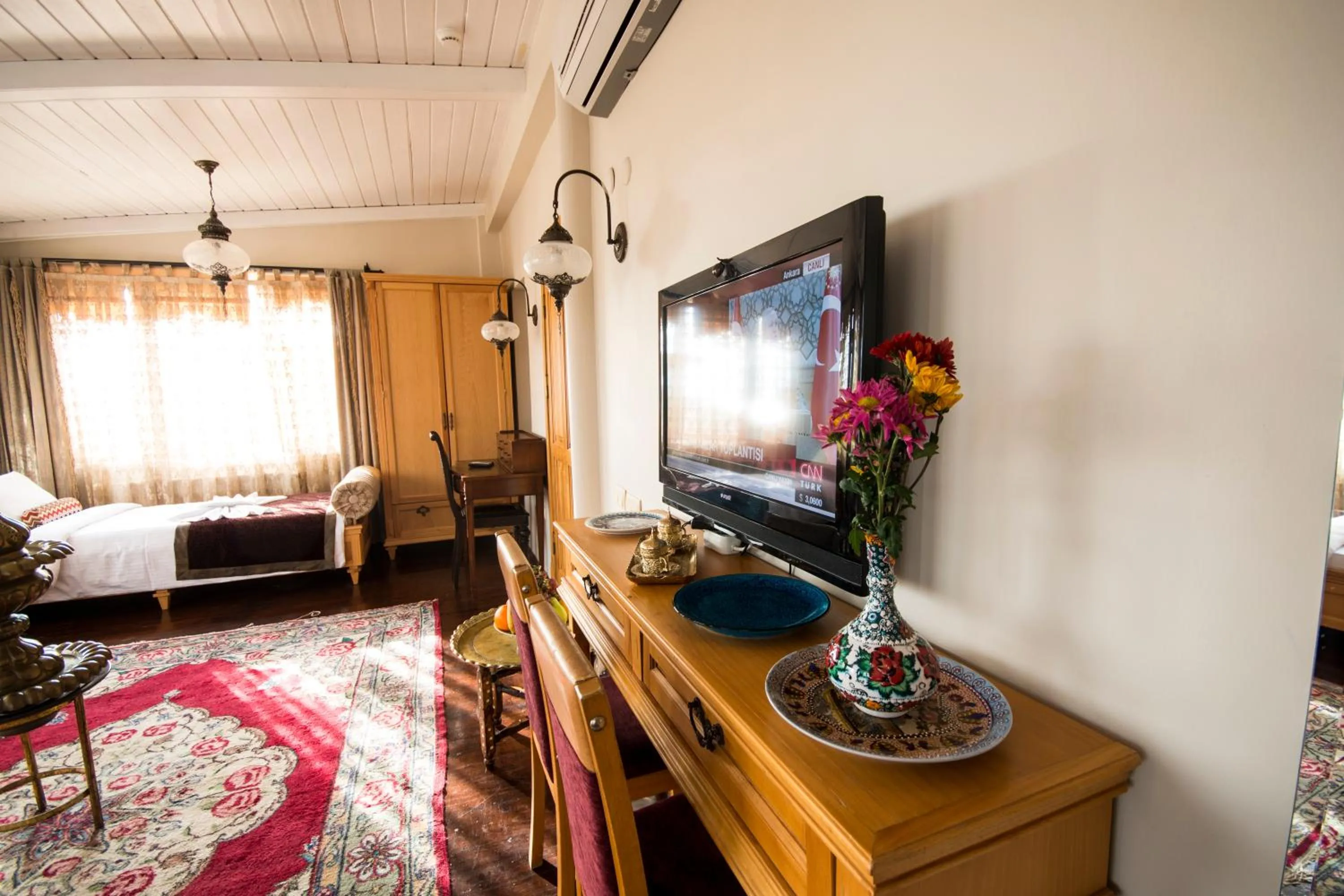 Spring, Bed in Sultan Corner Hotel