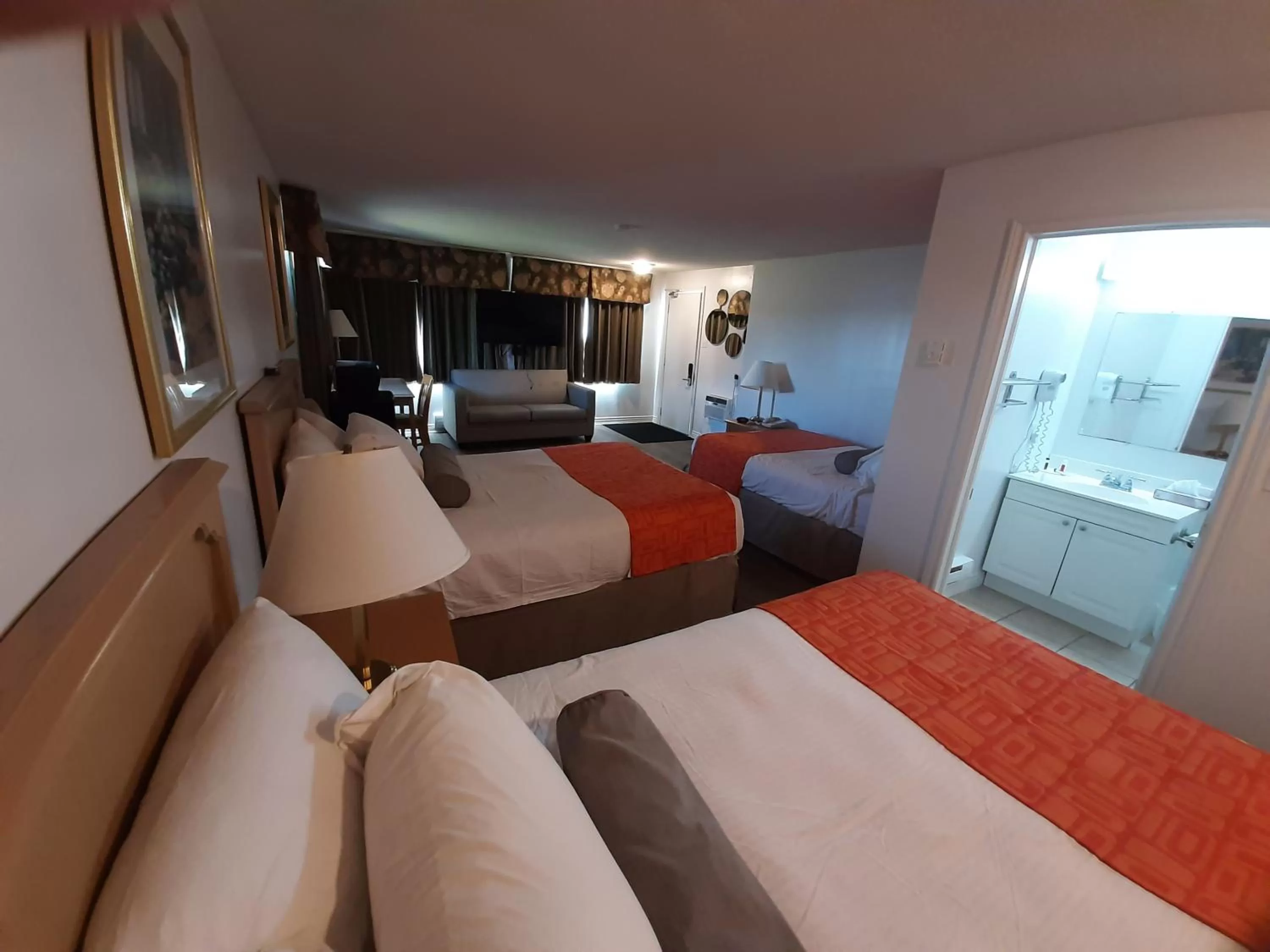 Bedroom, Bed in Howard Johnson by Wyndham Woodstock NB