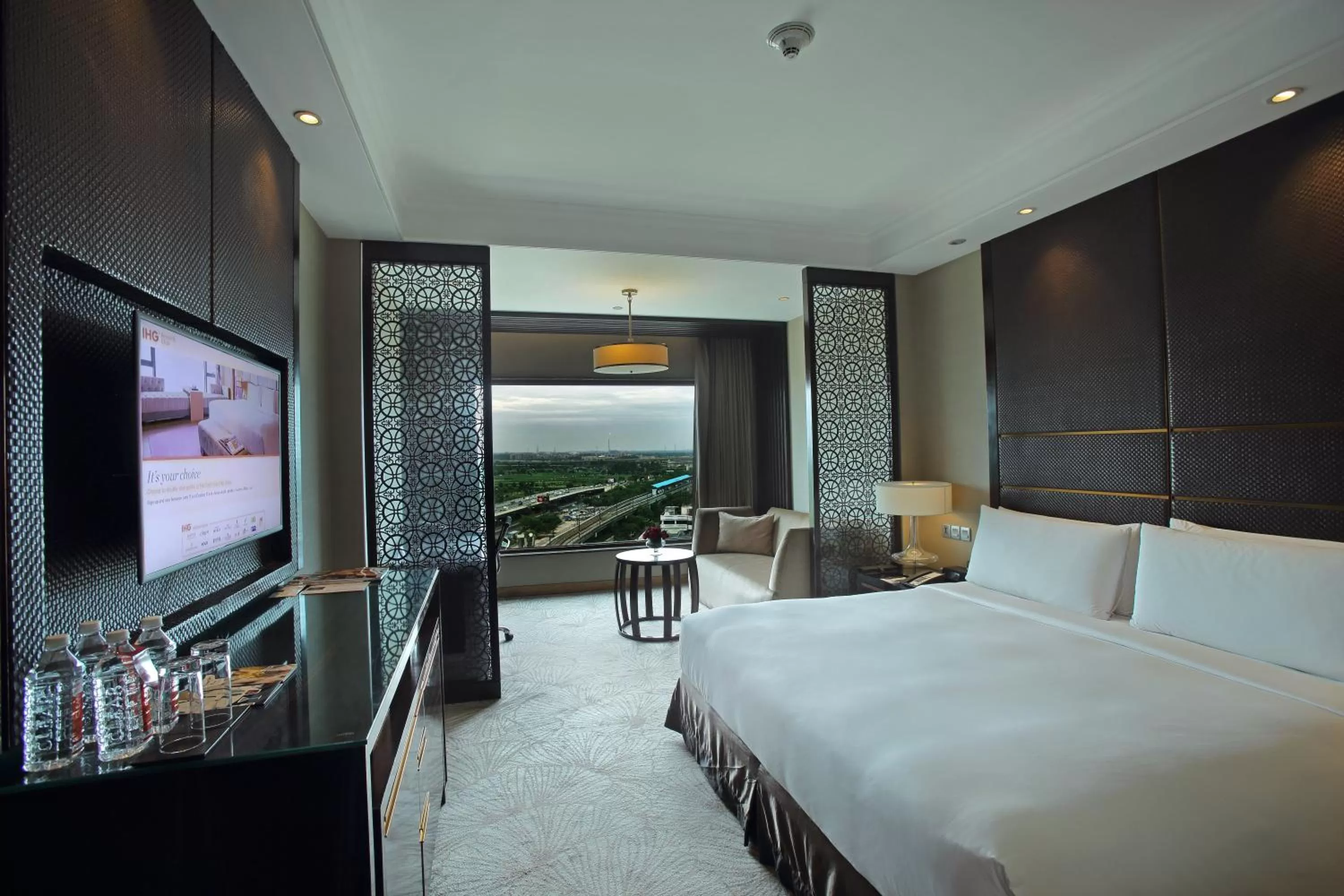 Photo of the whole room, Bed in Crowne Plaza New Delhi Mayur Vihar Noida by IHG