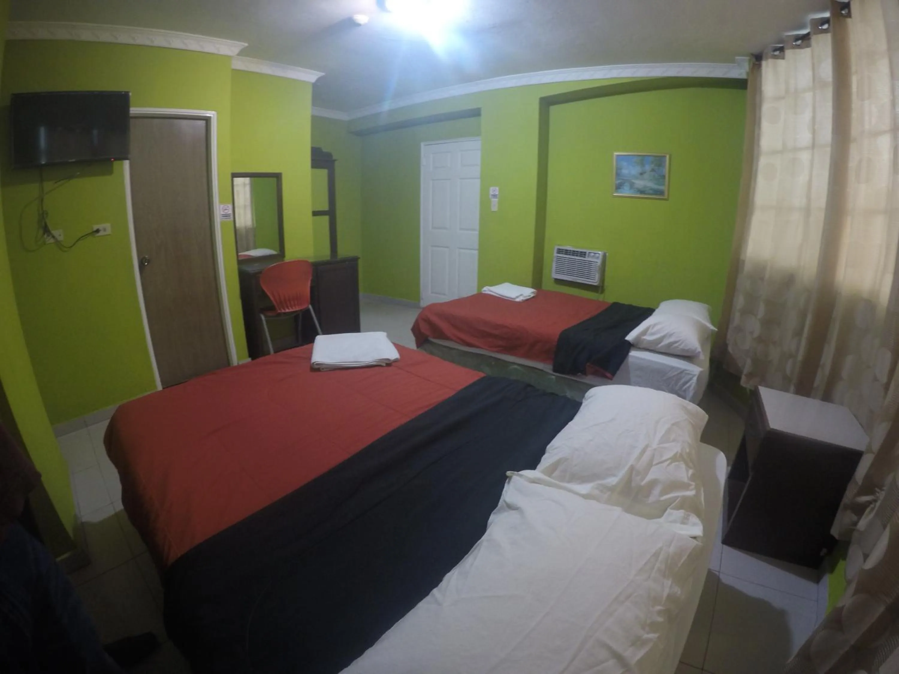 Bedroom, Bed in Discovery