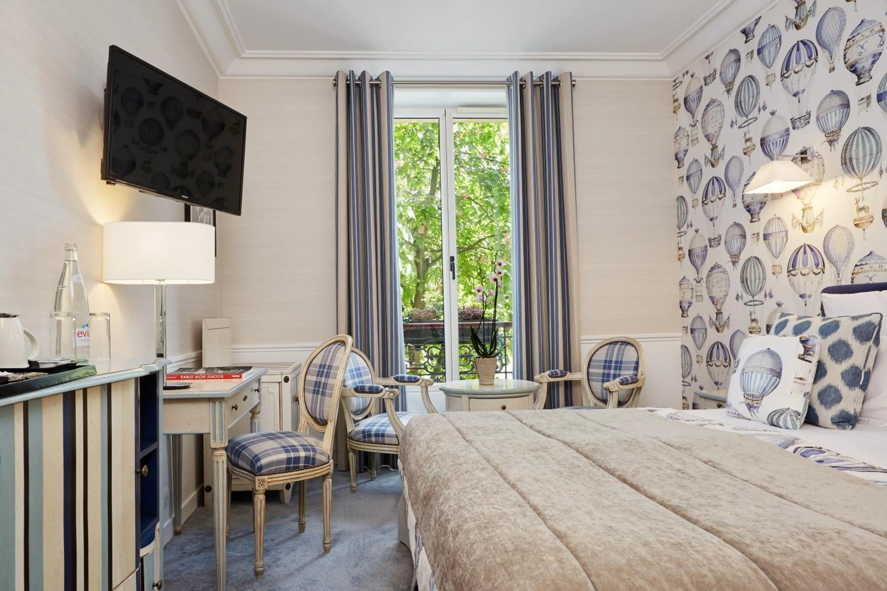 TV and multimedia, Bed in Hôtel Relais Saint Jacques Paris