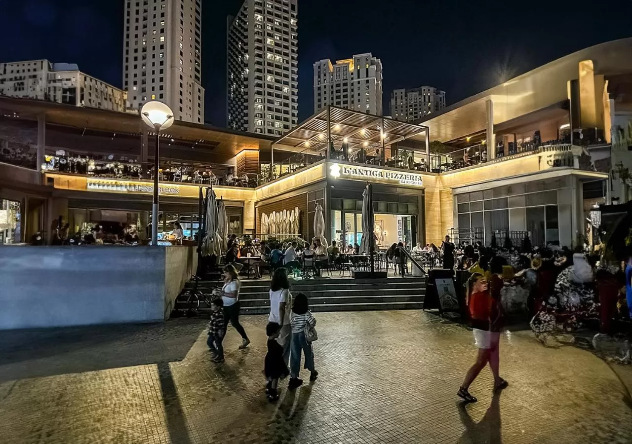 Restaurant/places to eat in Ramada Hotel, Suites and Apartments by Wyndham Dubai JBR