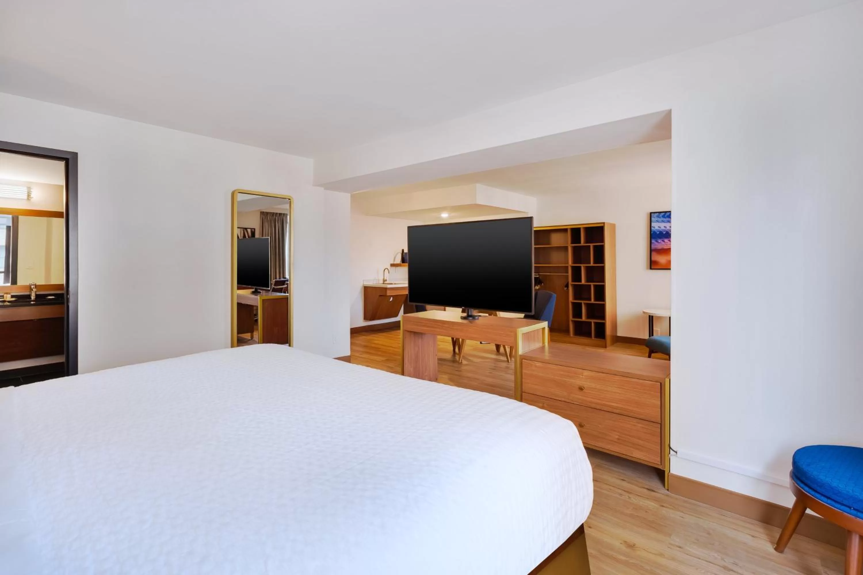 Photo of the whole room, Bed in Hotel Indigo Detroit Downtown by IHG