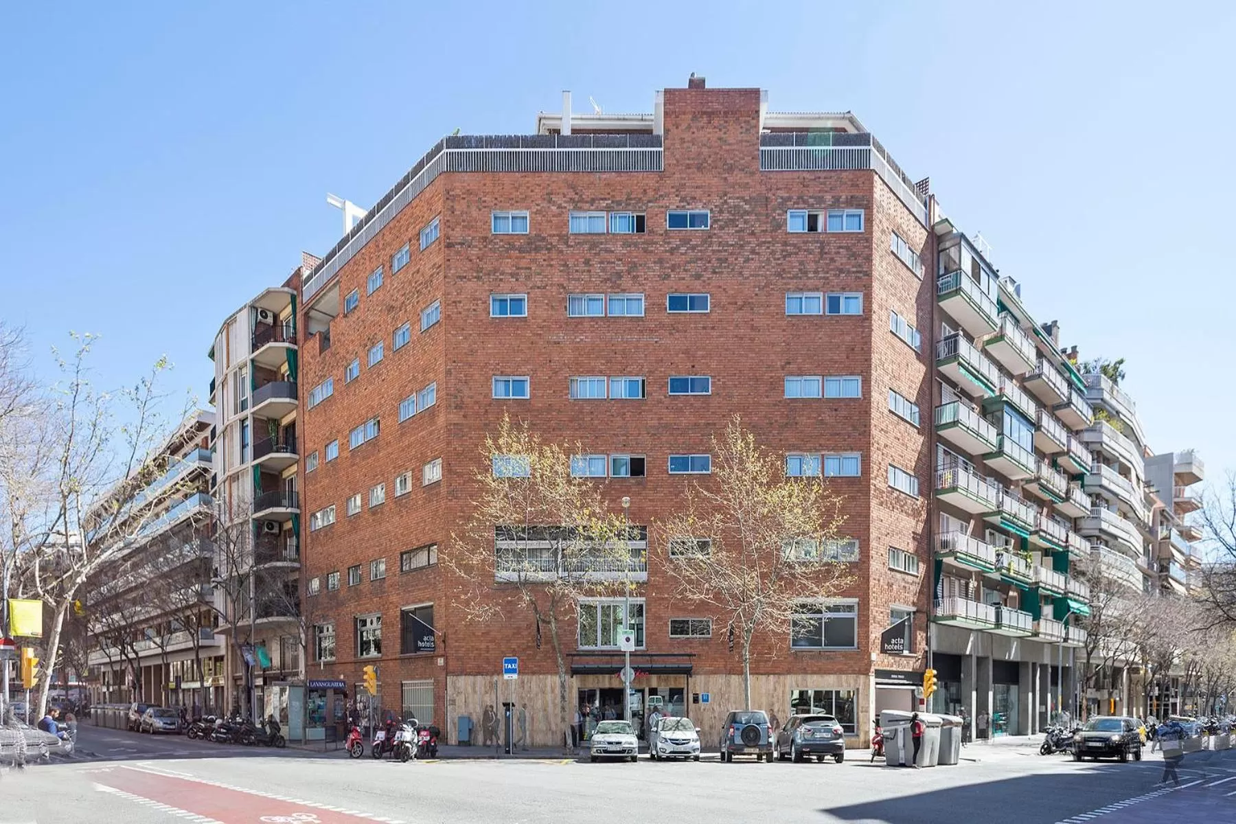 Facade/entrance in Acta Antibes