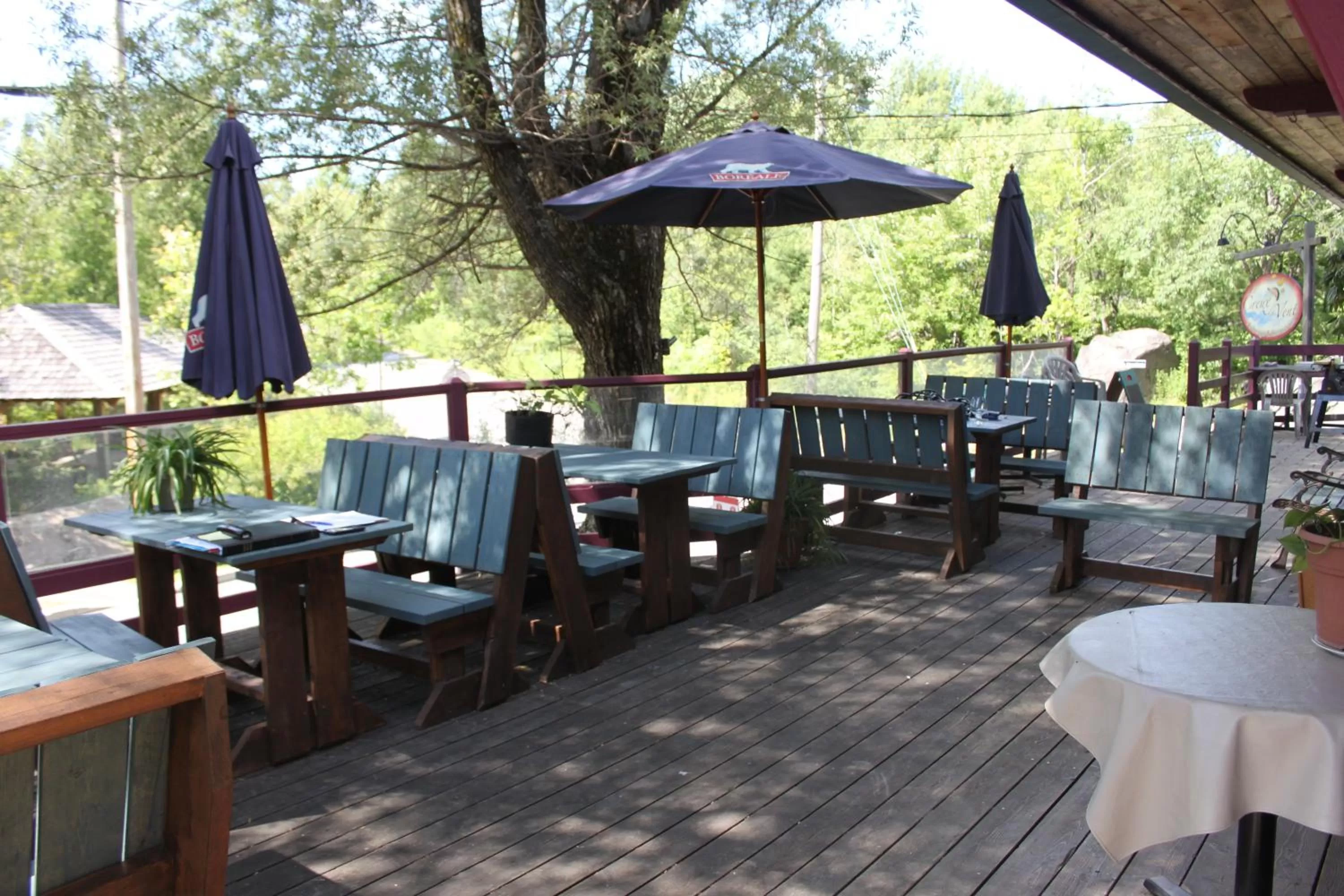 Patio, Restaurant/Places to Eat in Auberge Micro-Brasserie Le Baril Roulant