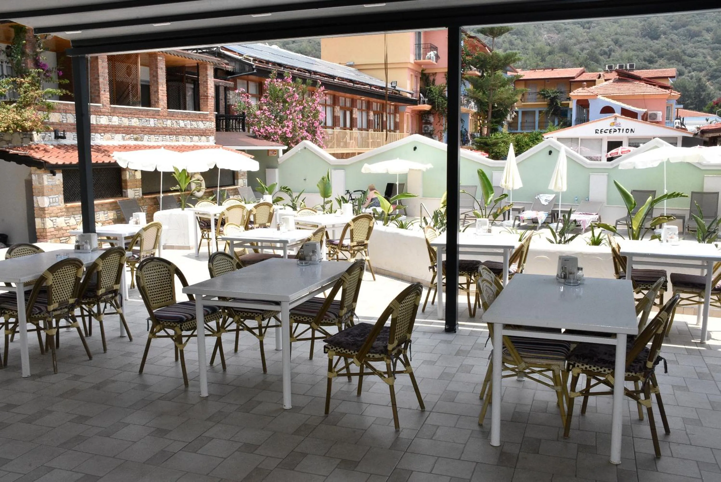 Restaurant/places to eat in Magic Tulip Hotel