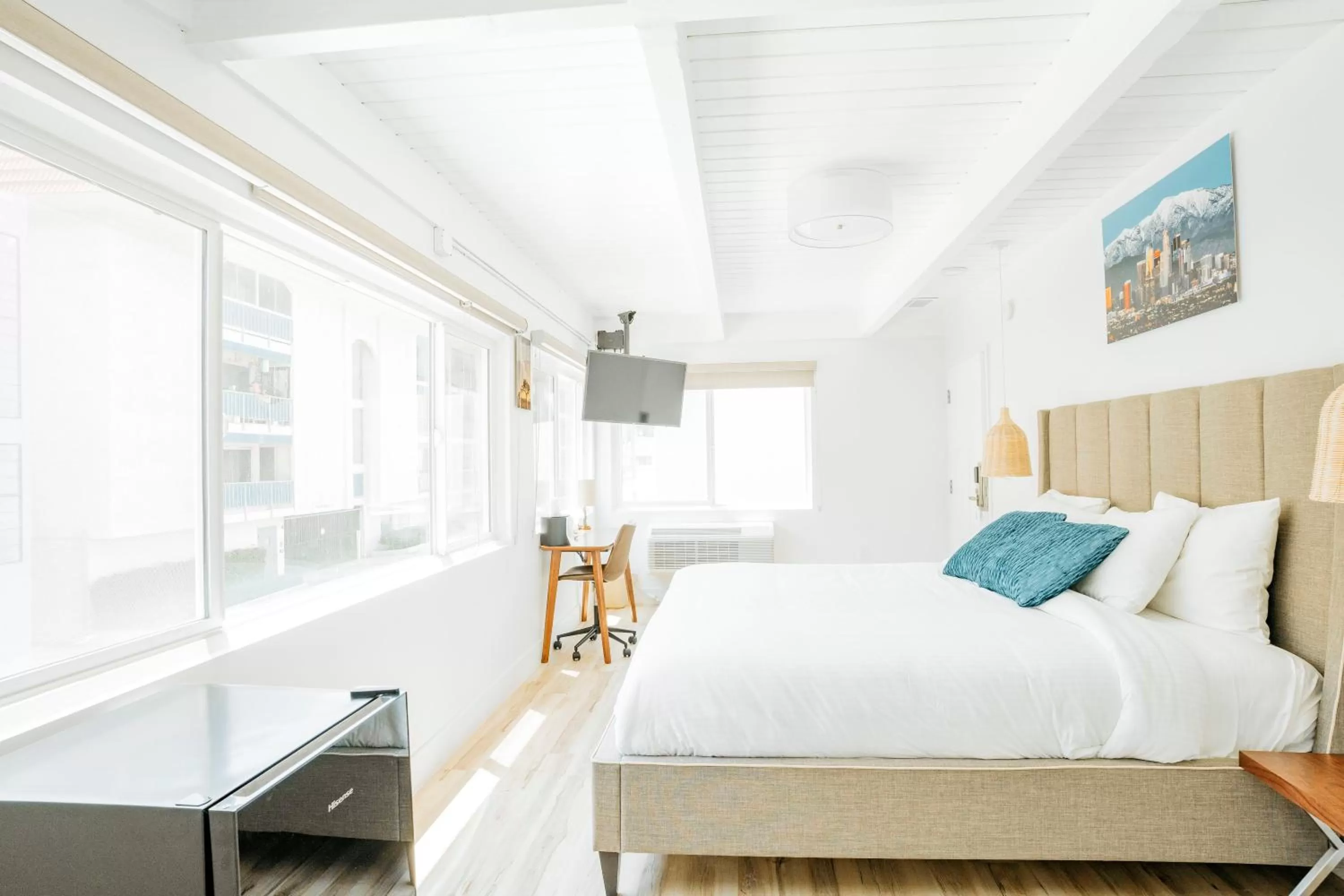 Bed in The Belmont Shore Inn