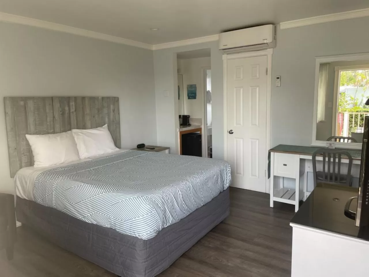 Bed in Ocean Lodge Santa Monica Beach Hotel