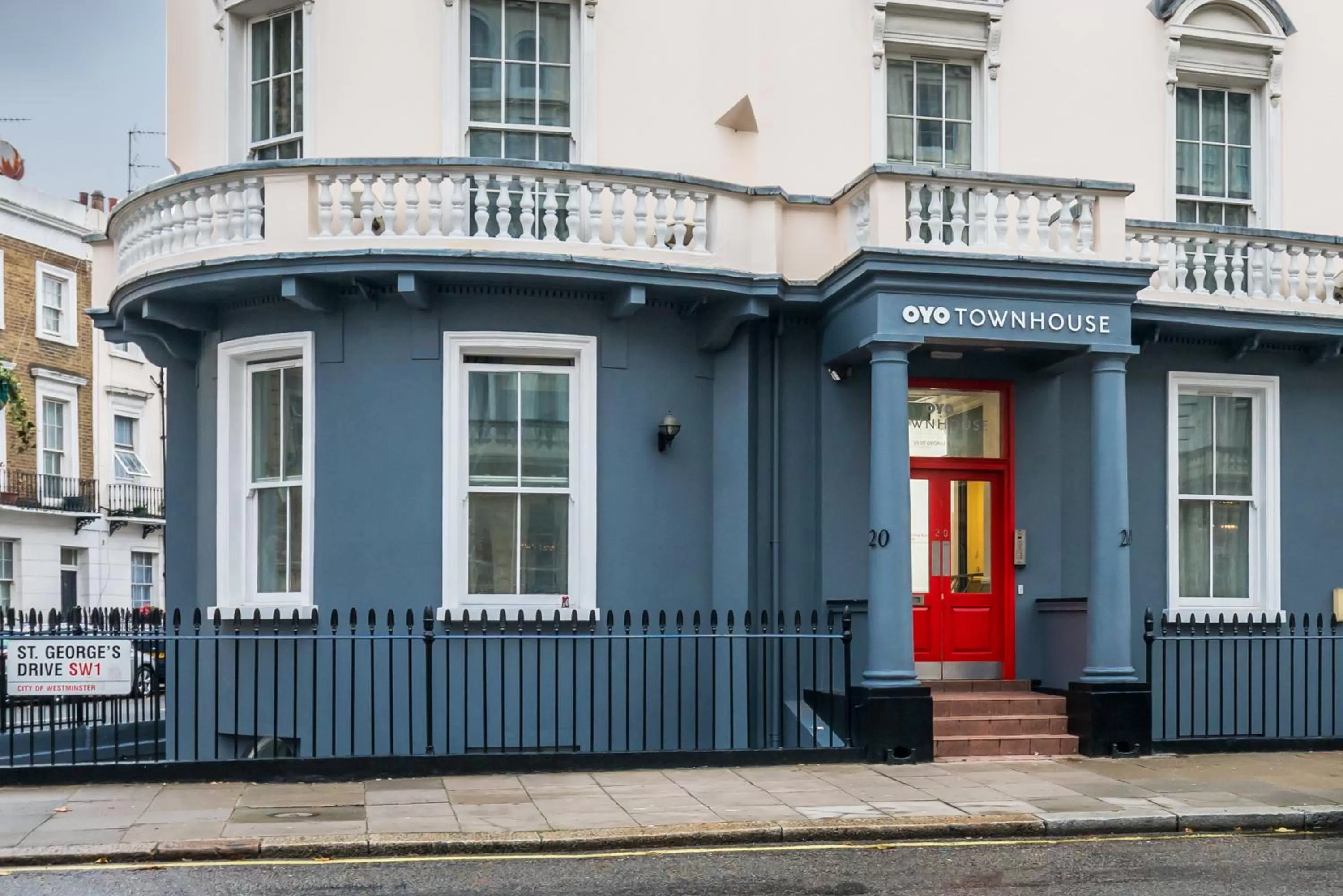 Facade/entrance in OYO Townhouse New England, London Victoria